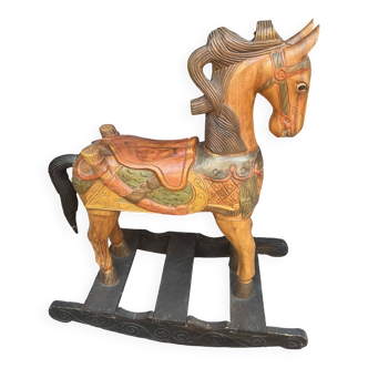 Cheval en bois sculpte polychrome