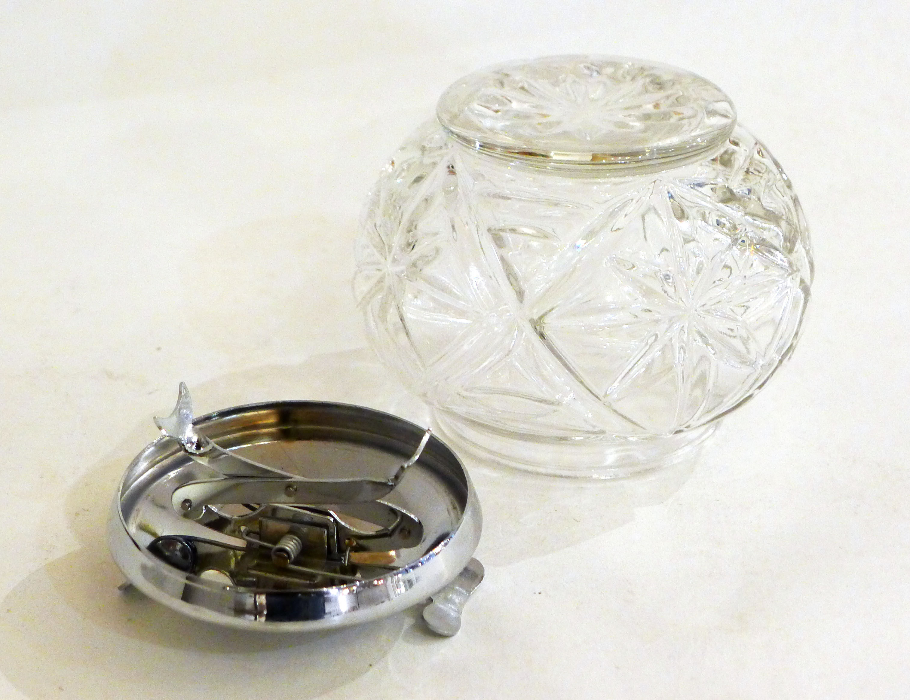 Sugar bowl with integrated clamp