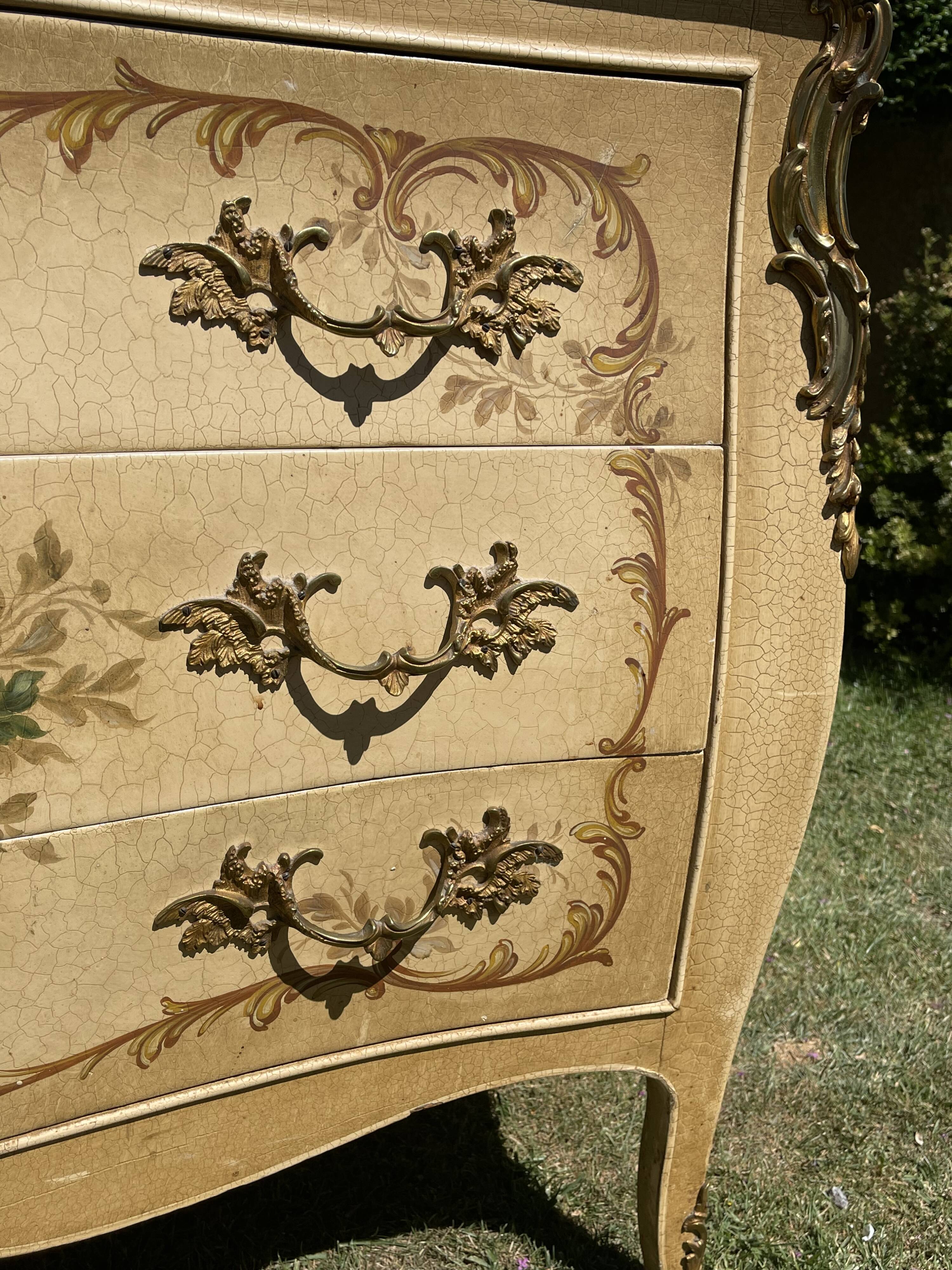 Commode laquée style Louis XV