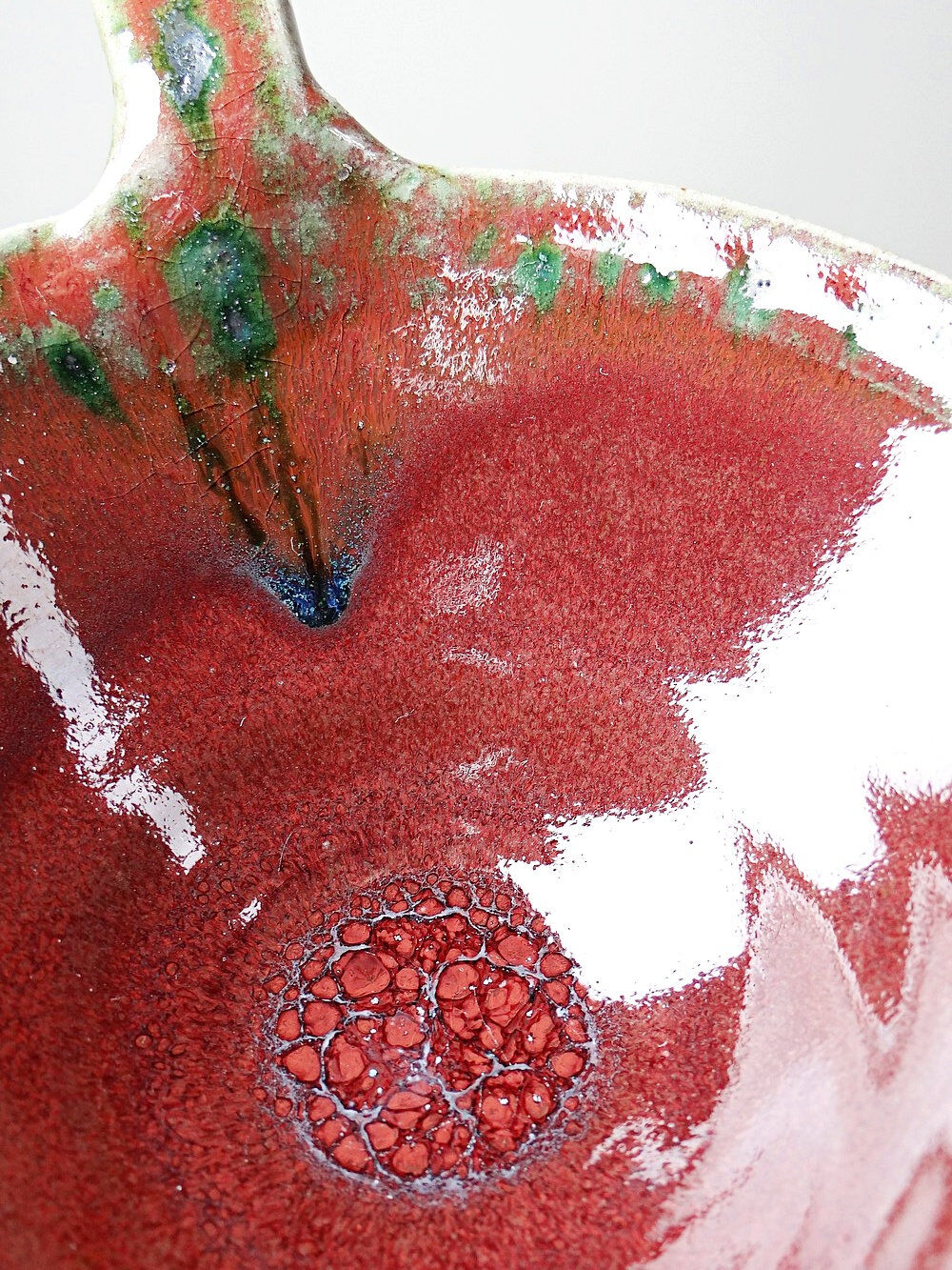 Glazed stoneware sauce boat Fontgombault, red and green, vintage 1960-1970.