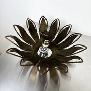 Applique ou luminaire de plafond en fer doré en forme de soleil espagnol, vers 1960.