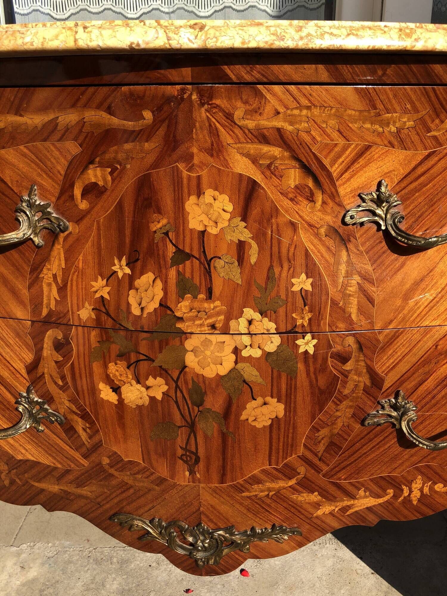 Commode de style Louis XV en marqueterie