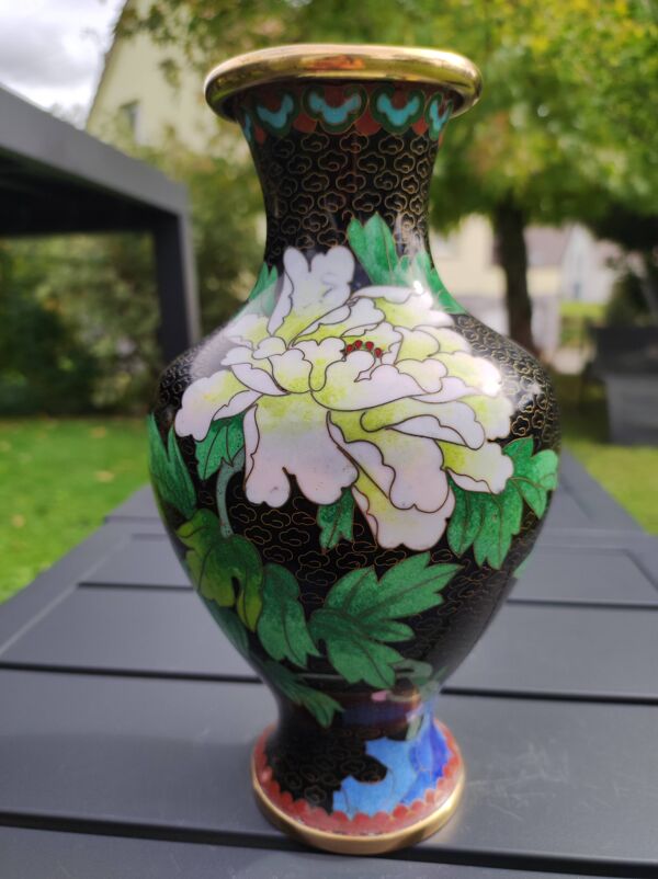 Vase décoratif artisanal asiatique en émaux cloisonnés,  contour du col & base en laiton
