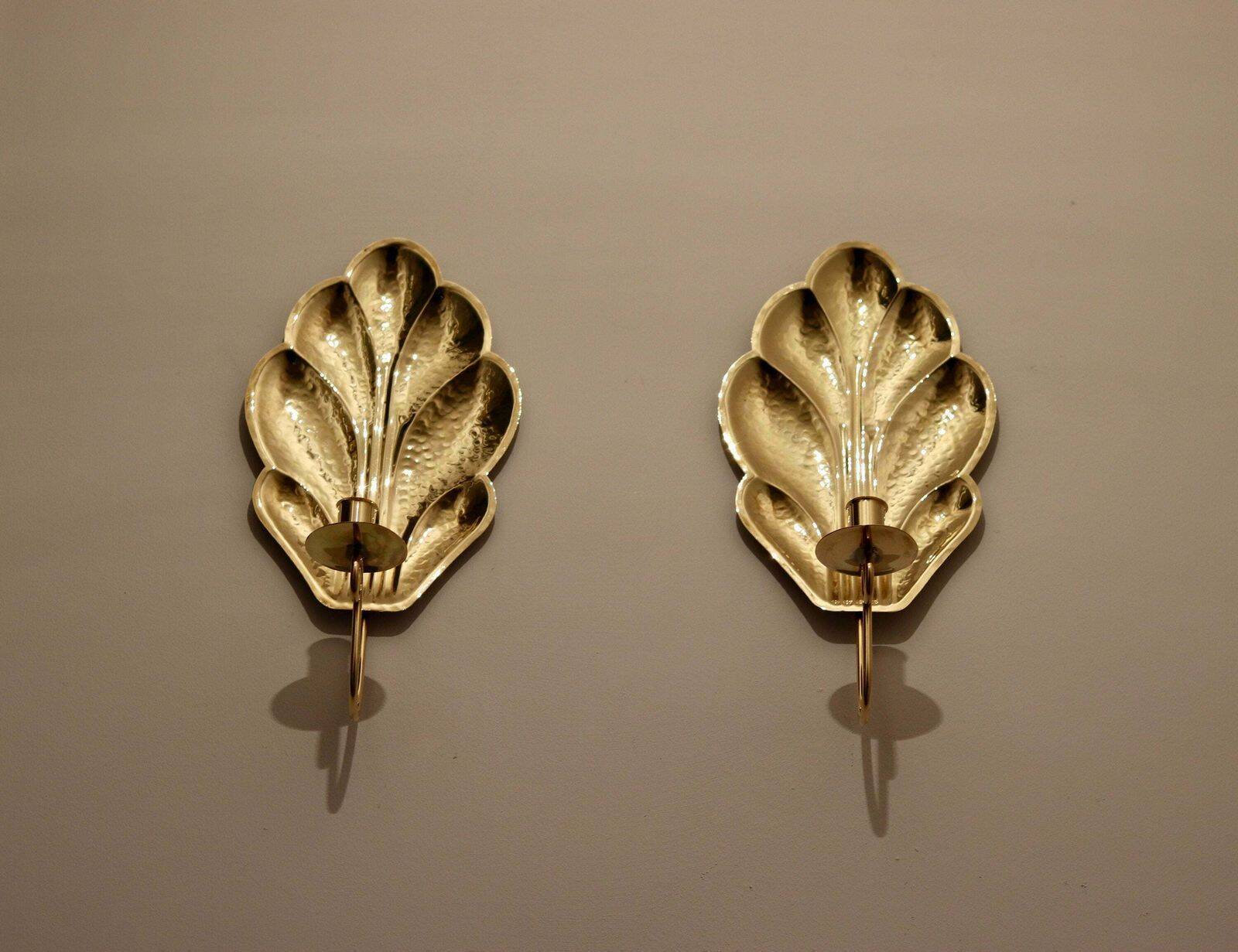 Paire de appliques en laiton suédoises du milieu du siècle par la firme Lars Holmström vers les années 1950.
