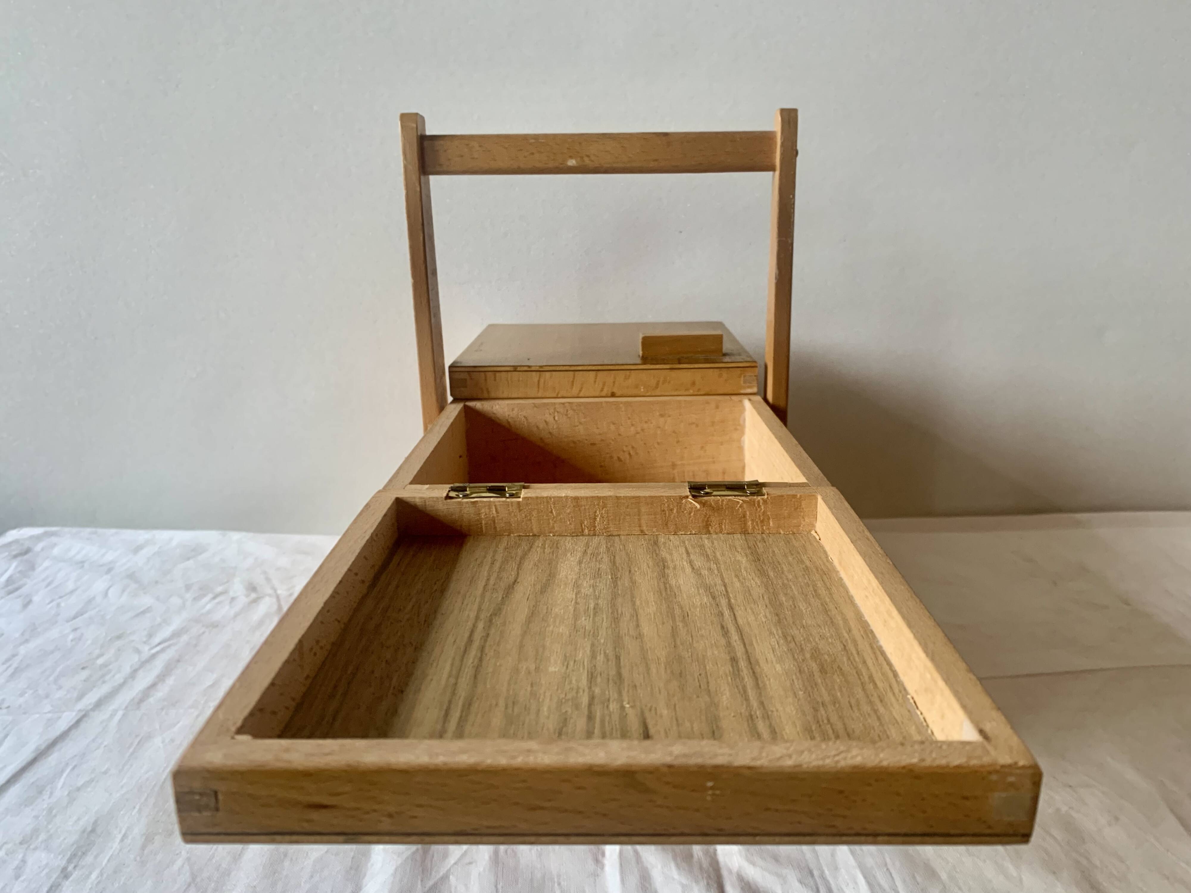Petite travailleuse en bois vintage