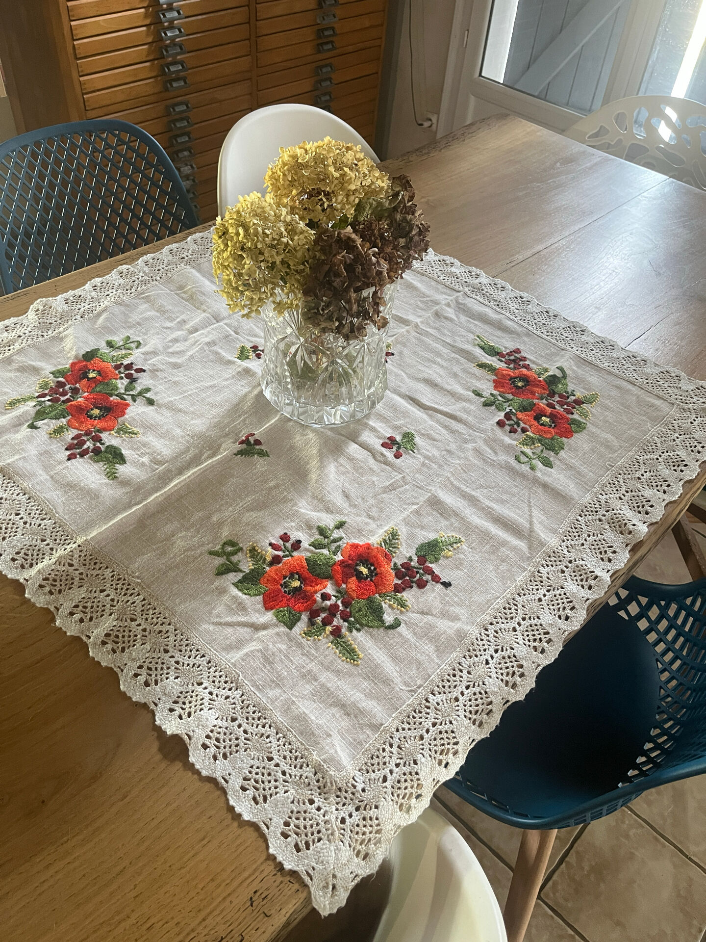 Linen tablecloth with embroidered flowers