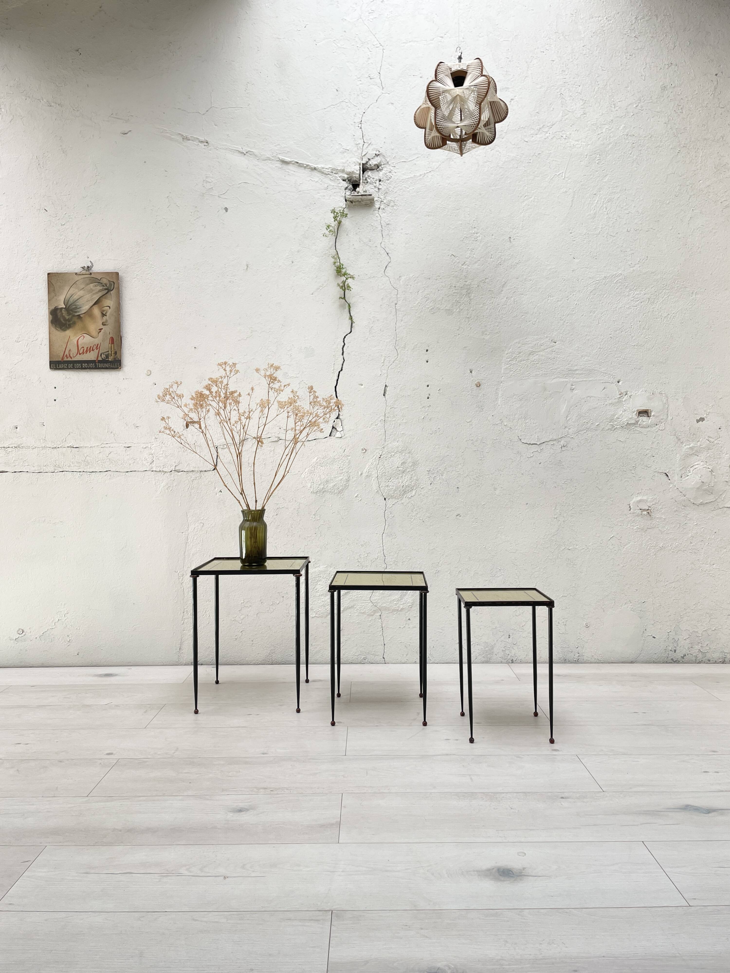 Suite de tables gigognes en métal et verre.