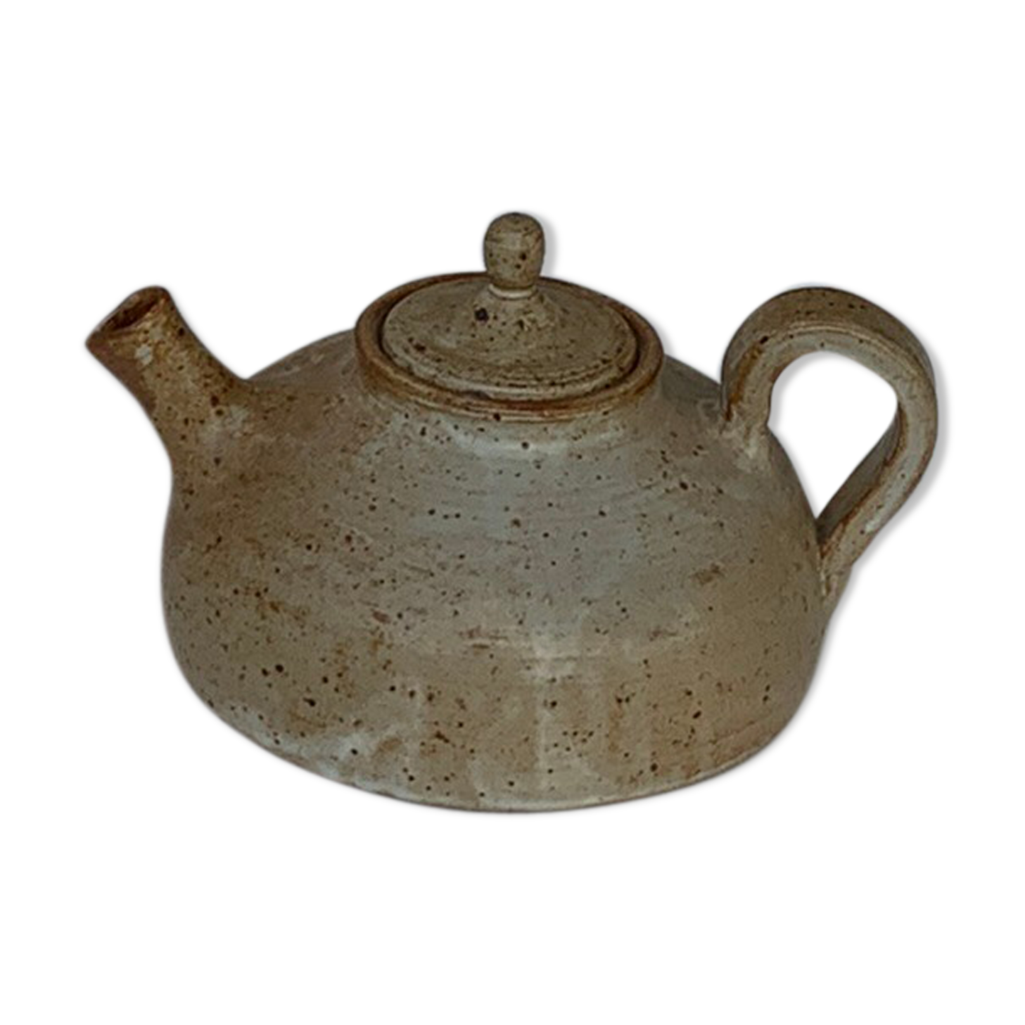 Vintage teapot in reeds