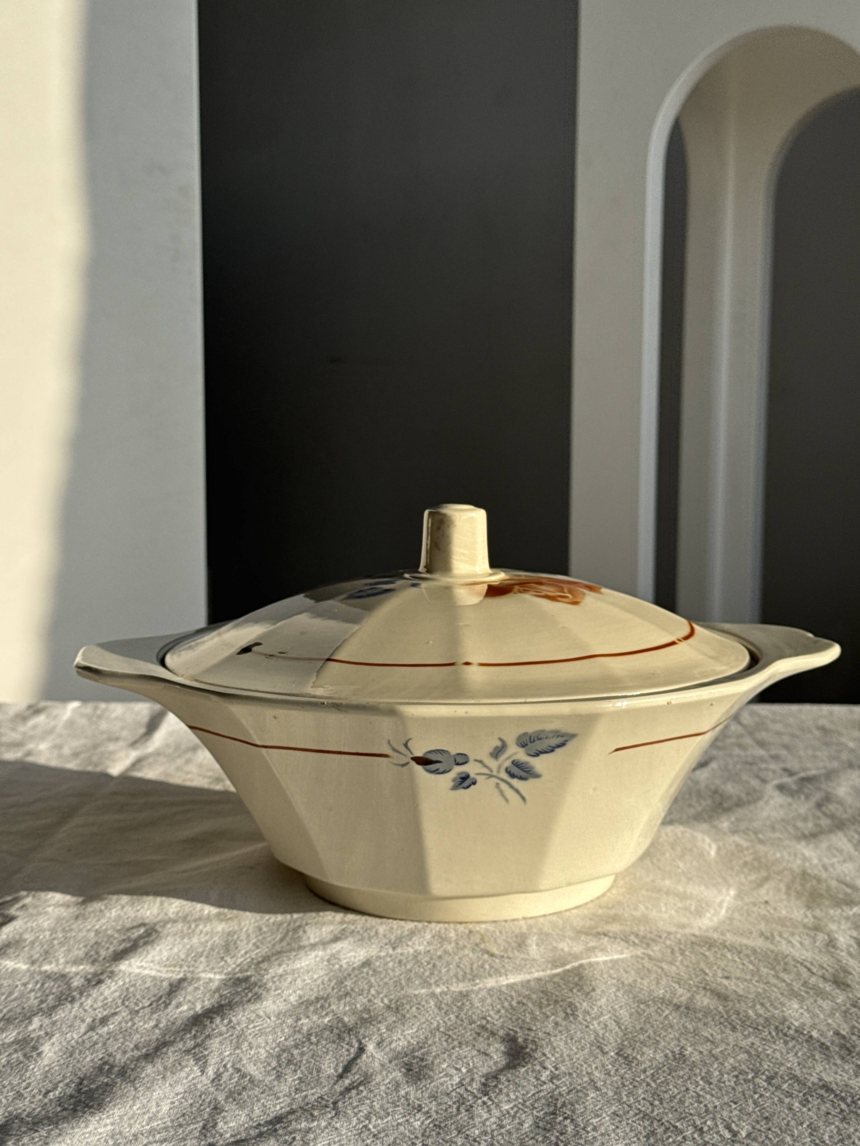 Antique Sarreguemines soup tureen with lid, rose pattern, D33 H28.