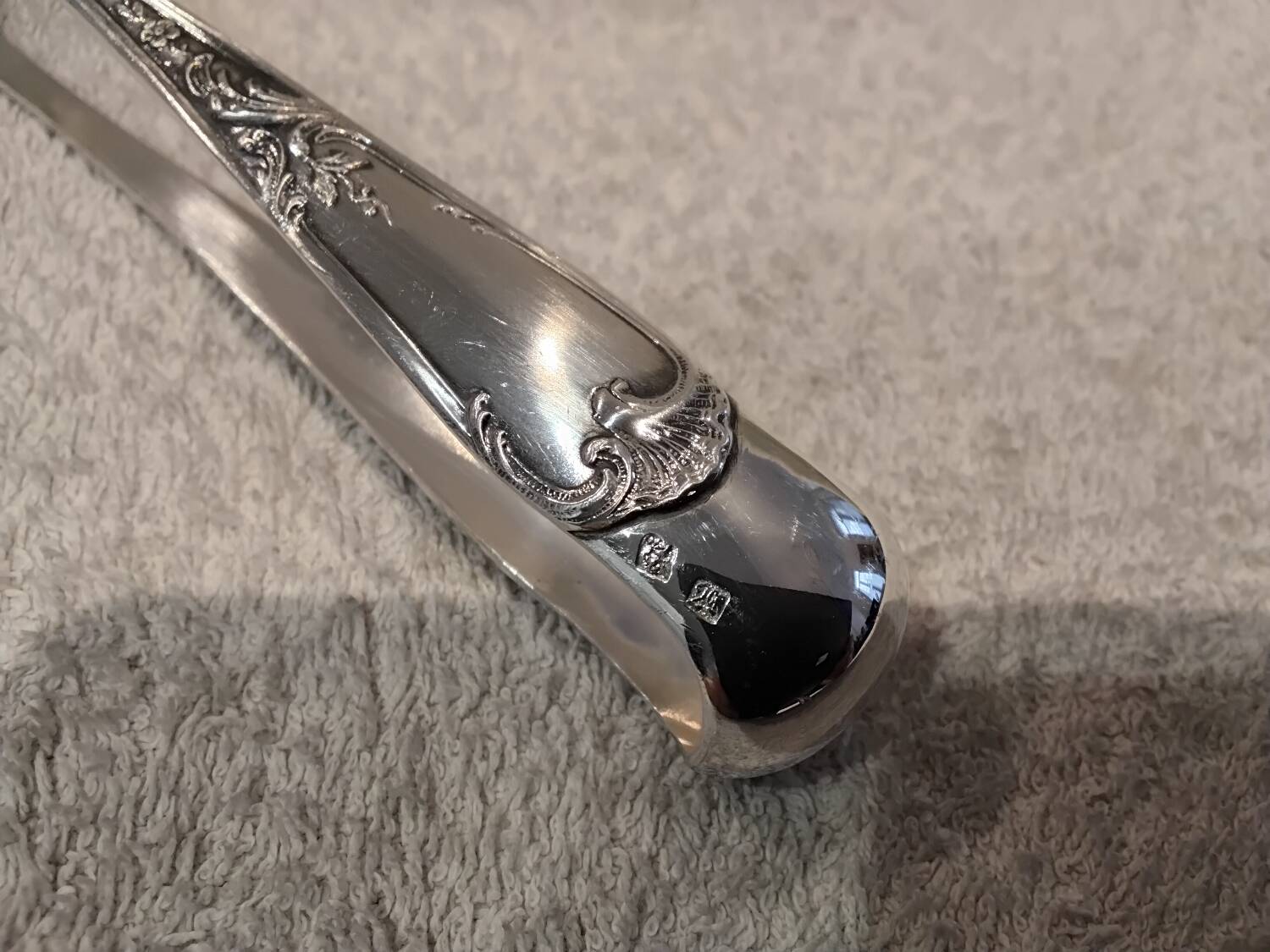 Silver-plated metal sugar tongs, Ercuis silversmith, Louis XV model, 29