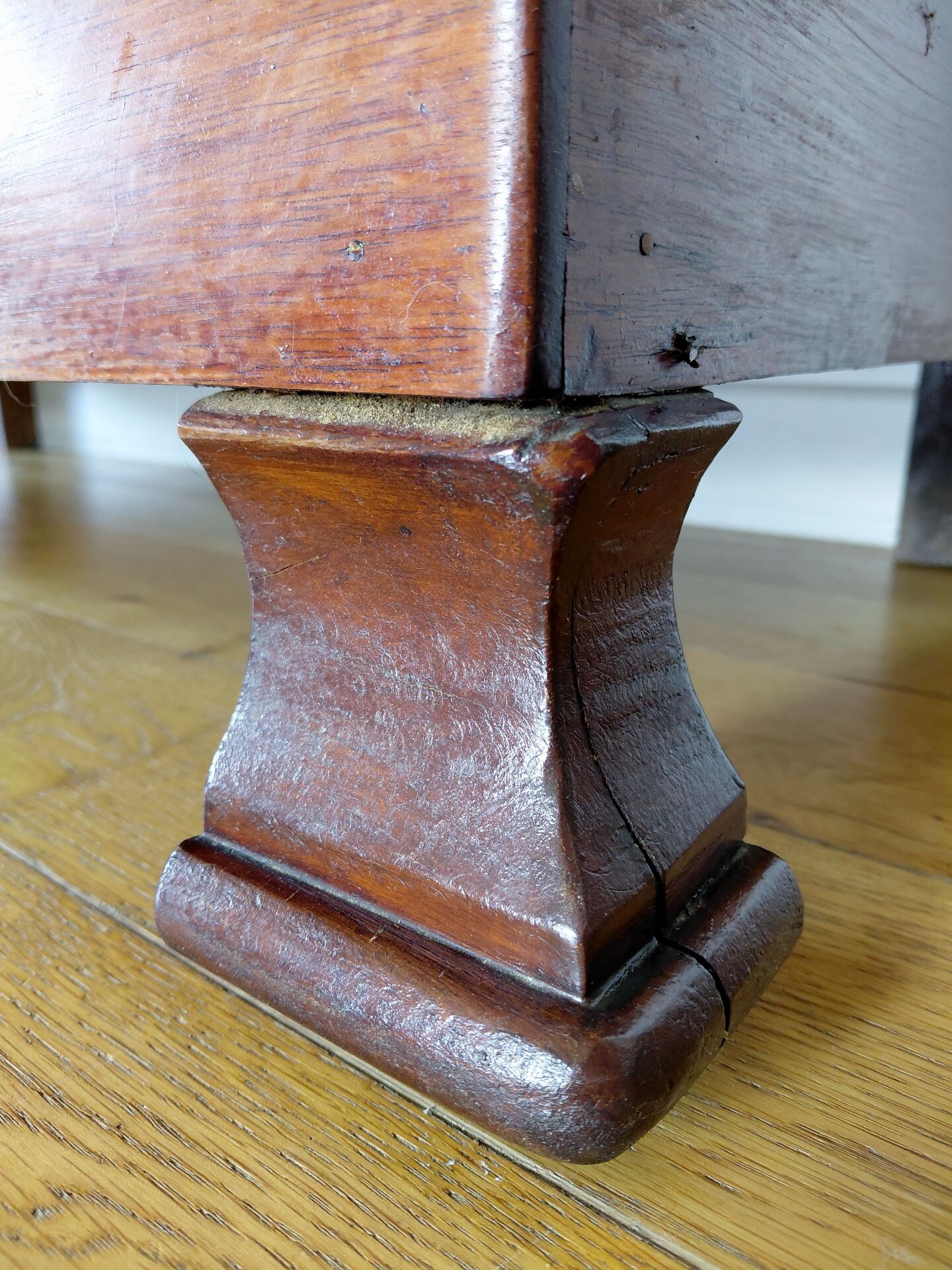 Louis-Philippe XIX walnut commode, twisted columns and marble.