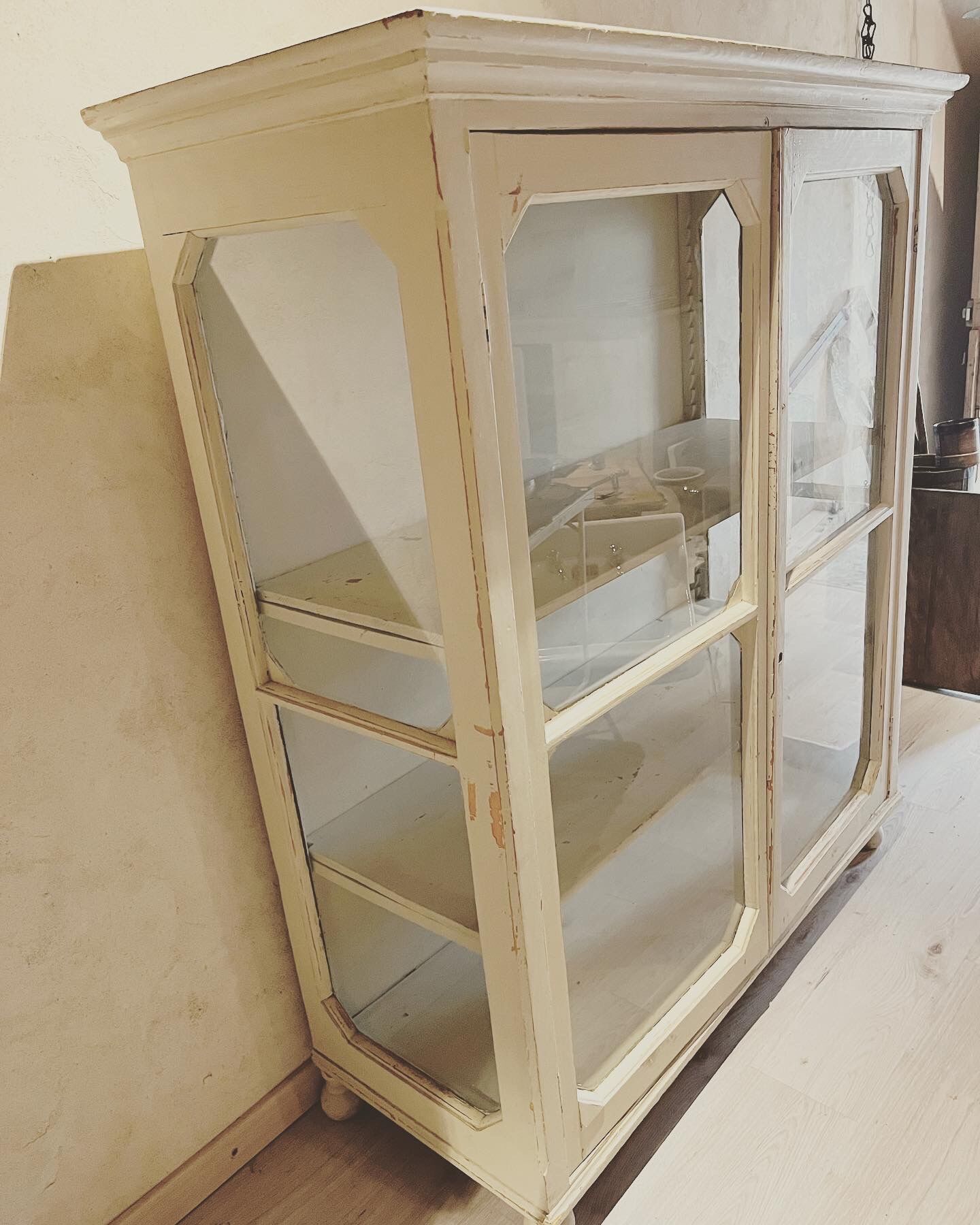 Old showcase on foot in white patina wood 1960