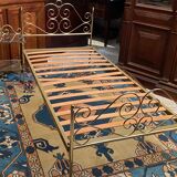 Lit une personne de style romantique en laiton avec table de chevet