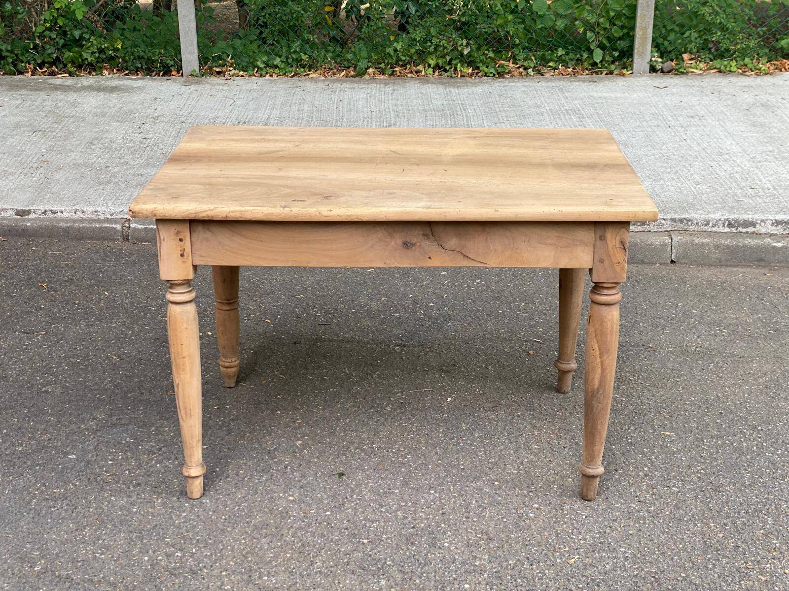 Petite table de ferme compacte 108x70cm décapée style campagne chic
