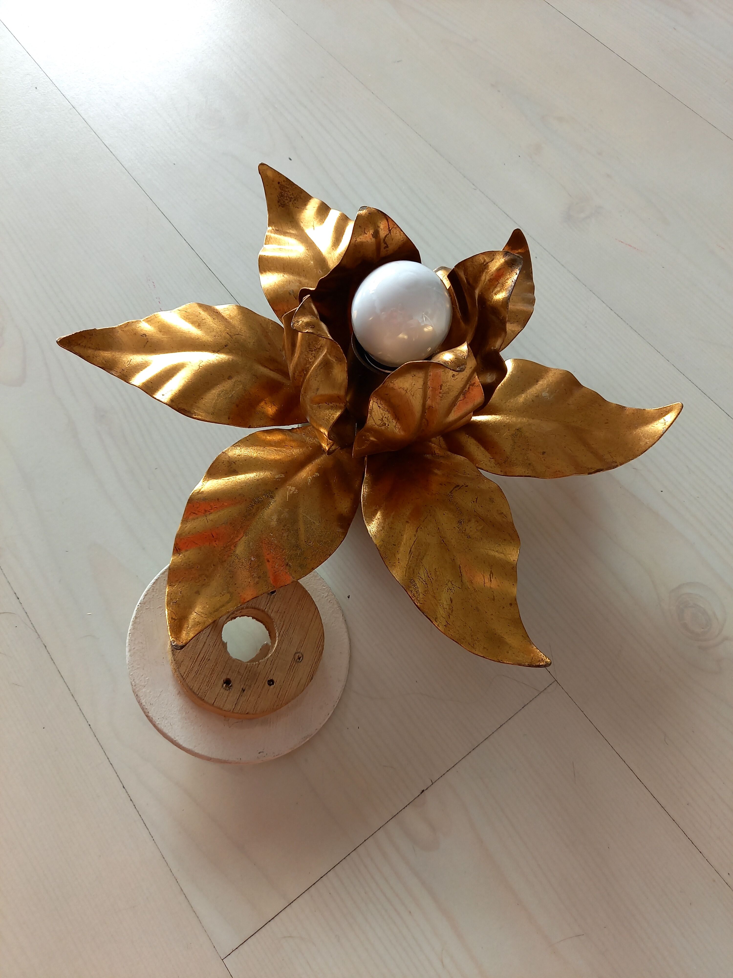 Applique ou plafonnier en métal doré fleur vintage