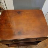 Meuble d'appoint anglais en placage d'if cuir et laiton