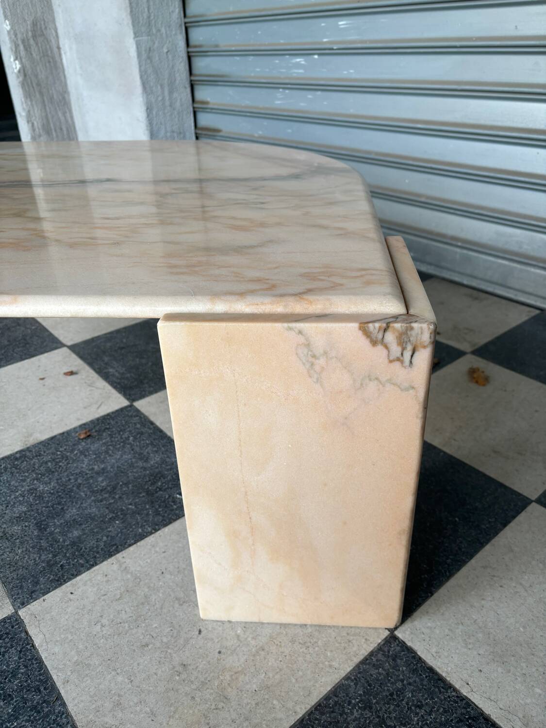 Table basse vintage en marbre rose