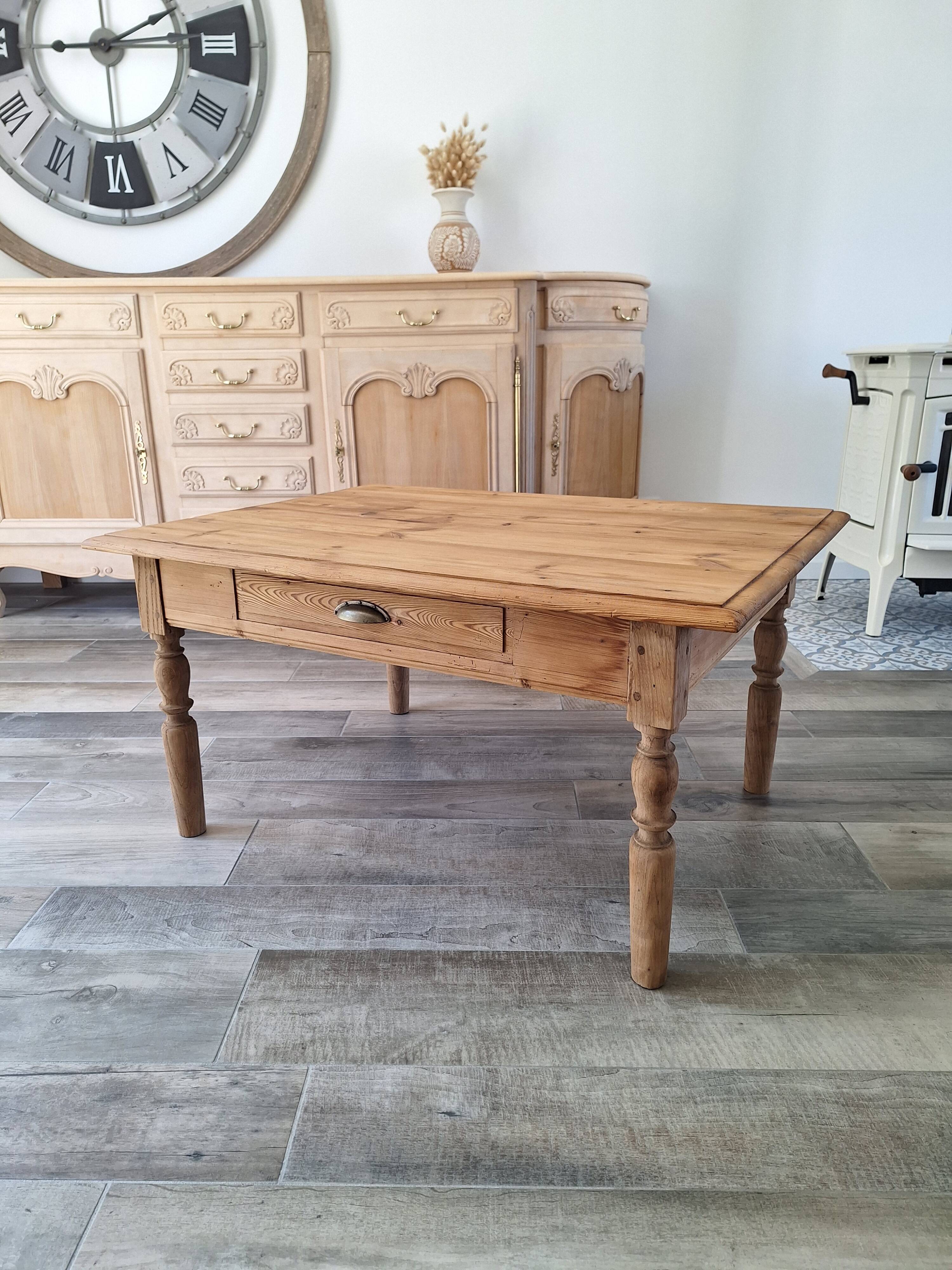Farmhouse coffee table in solid wood, country style.