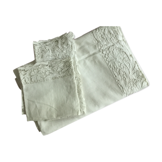 Parure drap plus taies identique en lin broderie Richelieu boutons de nacres