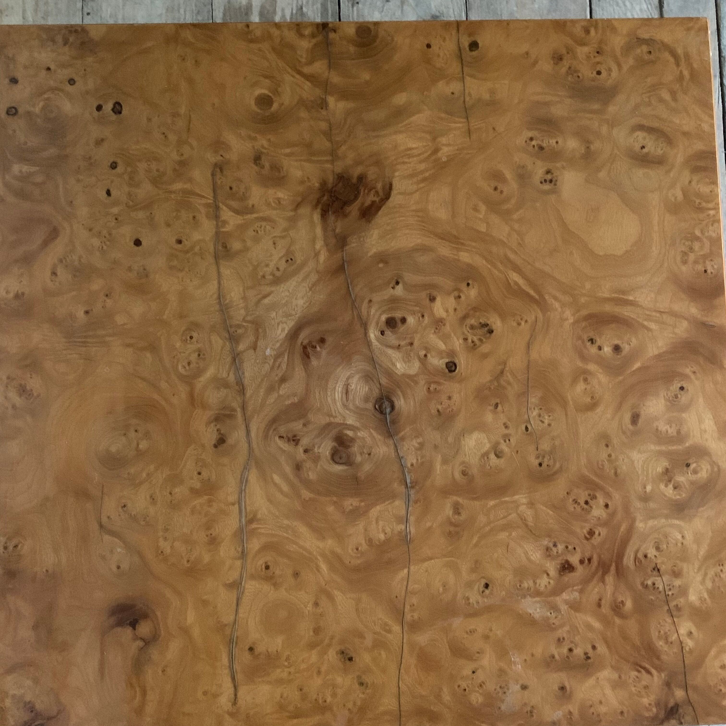 Table basse laiton et loupe d’orme vintage