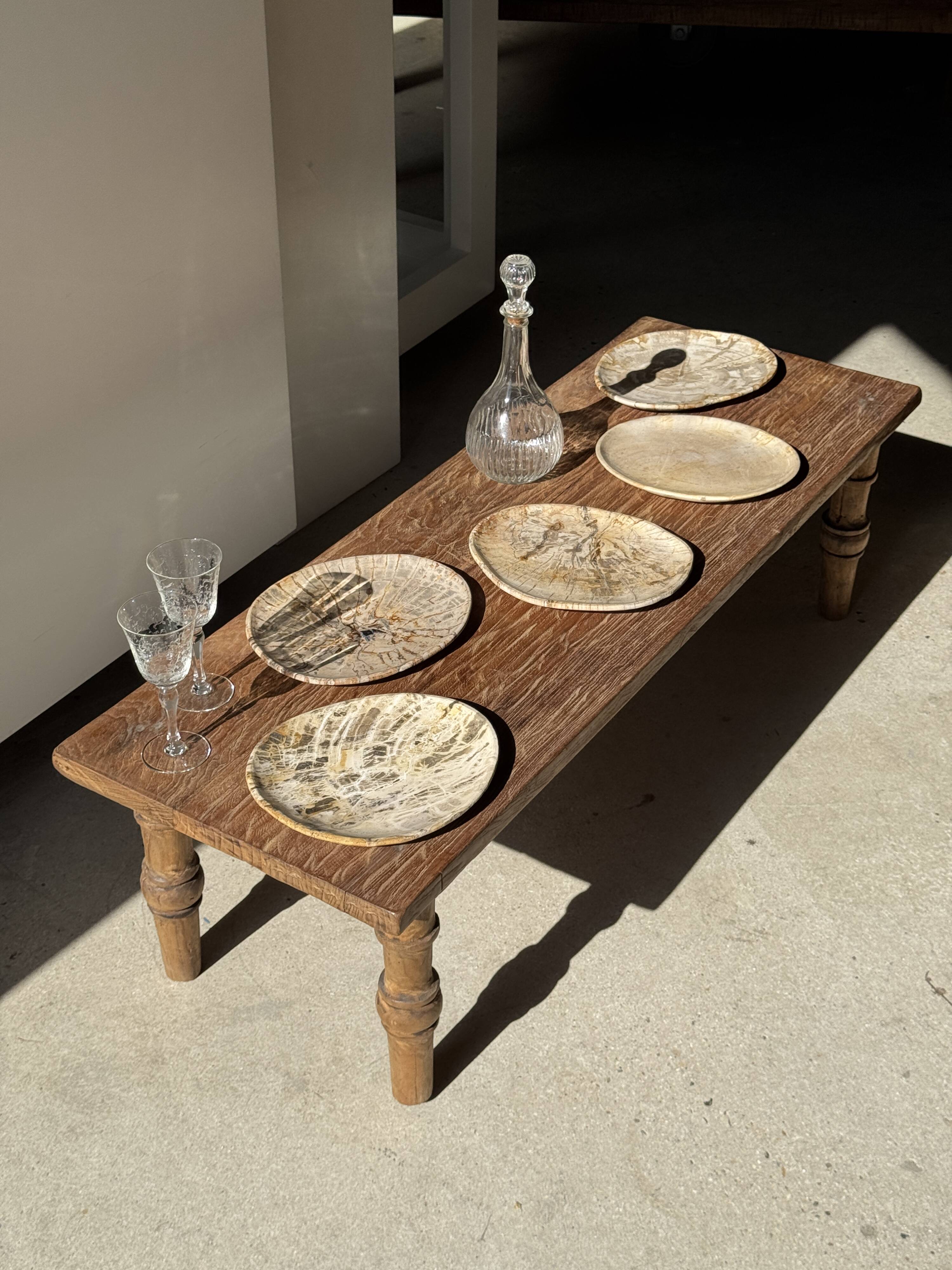 Petit vide poche ou plat en bois pétrifié beige cernes petit cœur noir