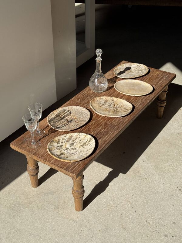 Petit vide poche ou plat en bois pétrifié beige cernes petit cœur noir