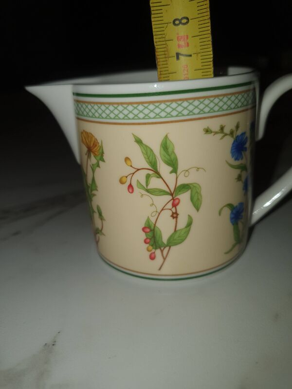 9 tasses, 9 sous tasses et 1 pot lait villeroy boch modèle eden