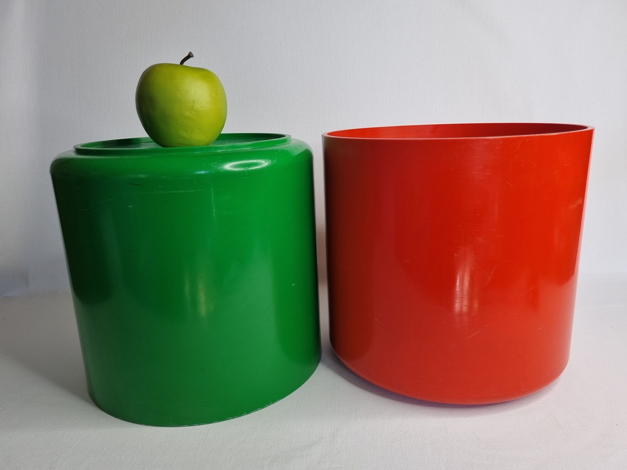 Pair of vintage paper baskets "Crayonne" in ABS, orange and green