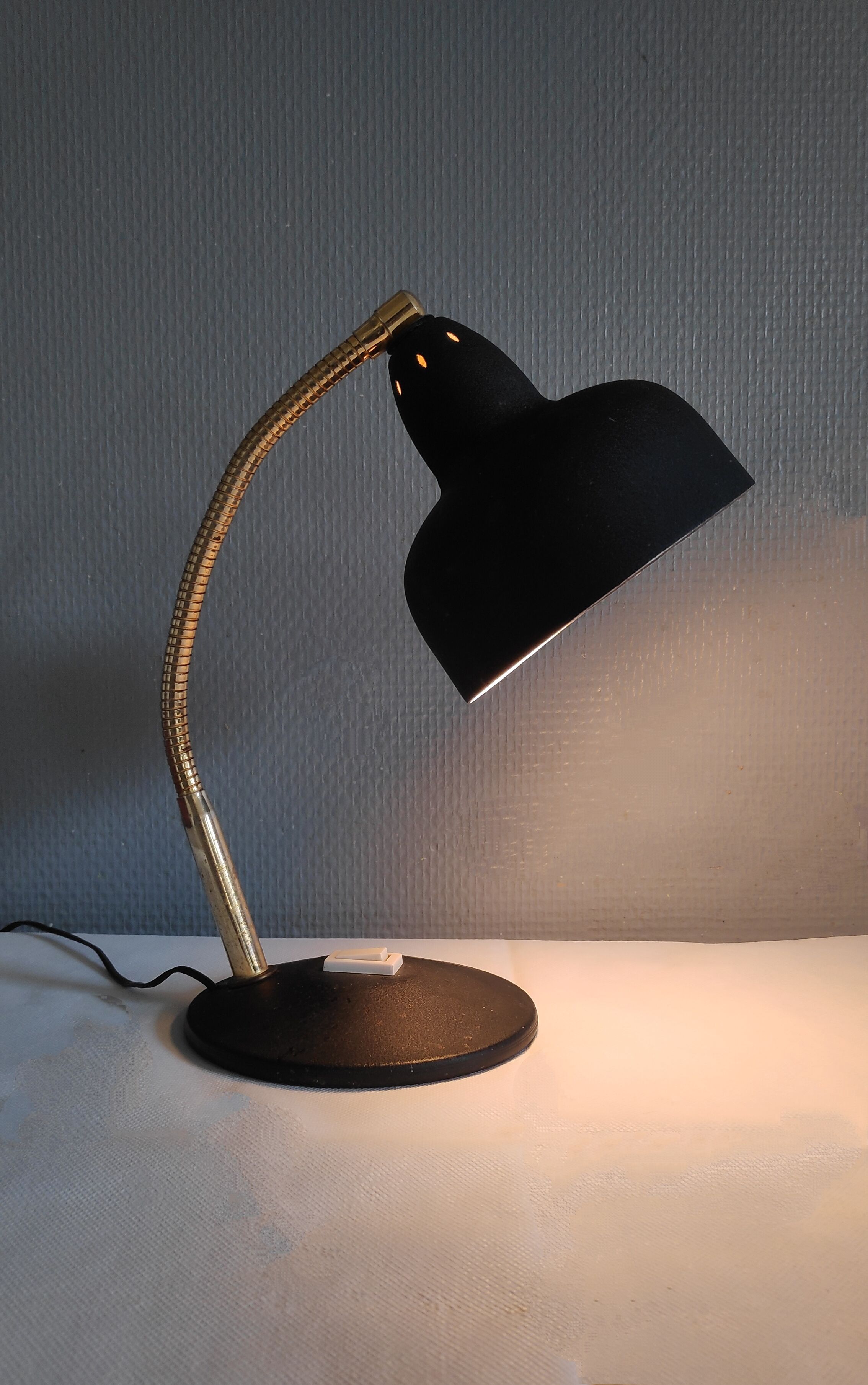Black and gold casserole desk lamp