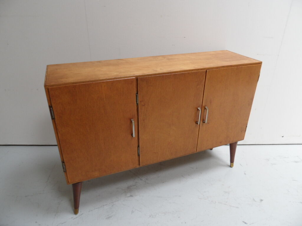 Buffet vintage avec 3 portes.