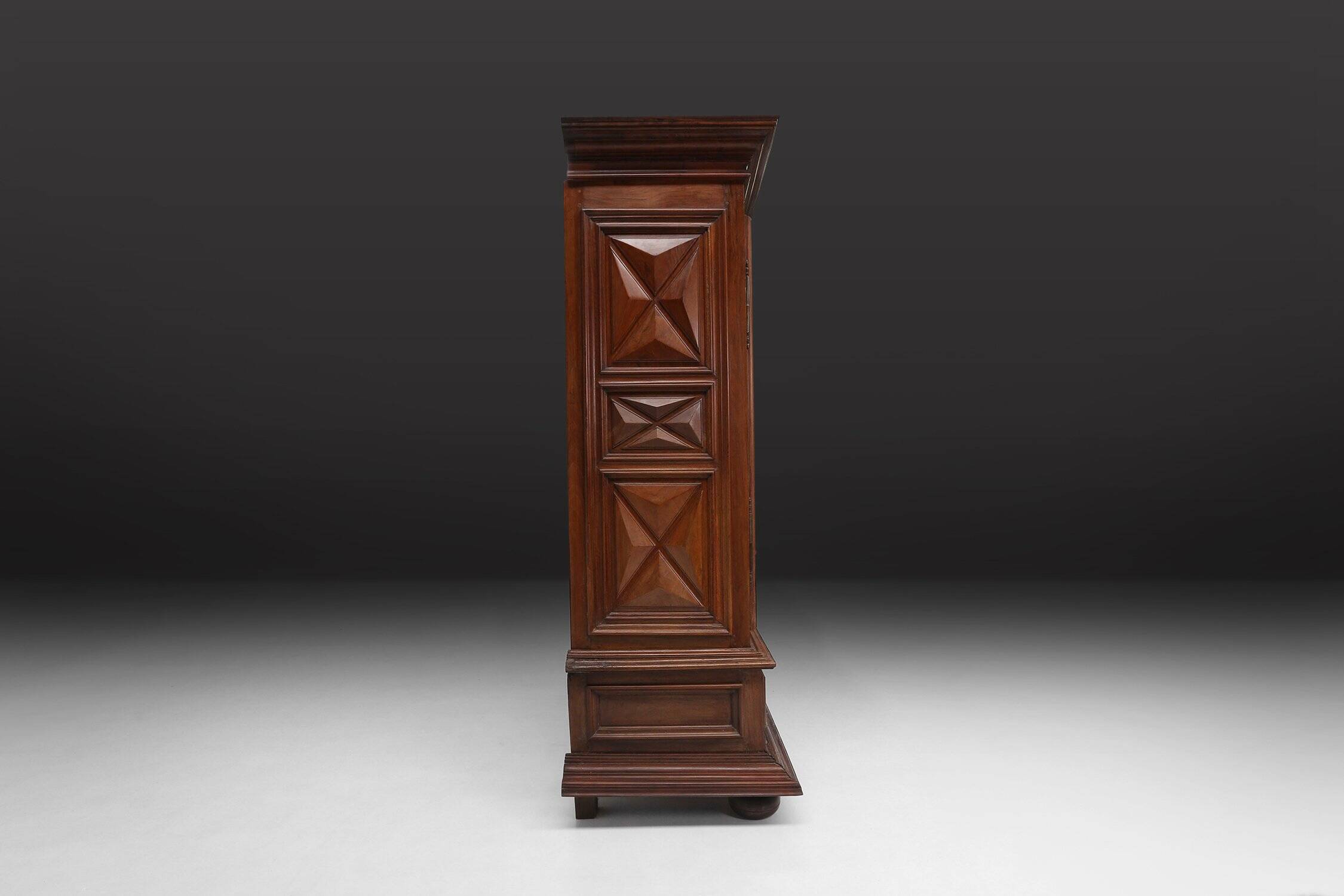 Armoire en chêne Louis XIII du début du XVIIe siècle avec sculpture géométrique