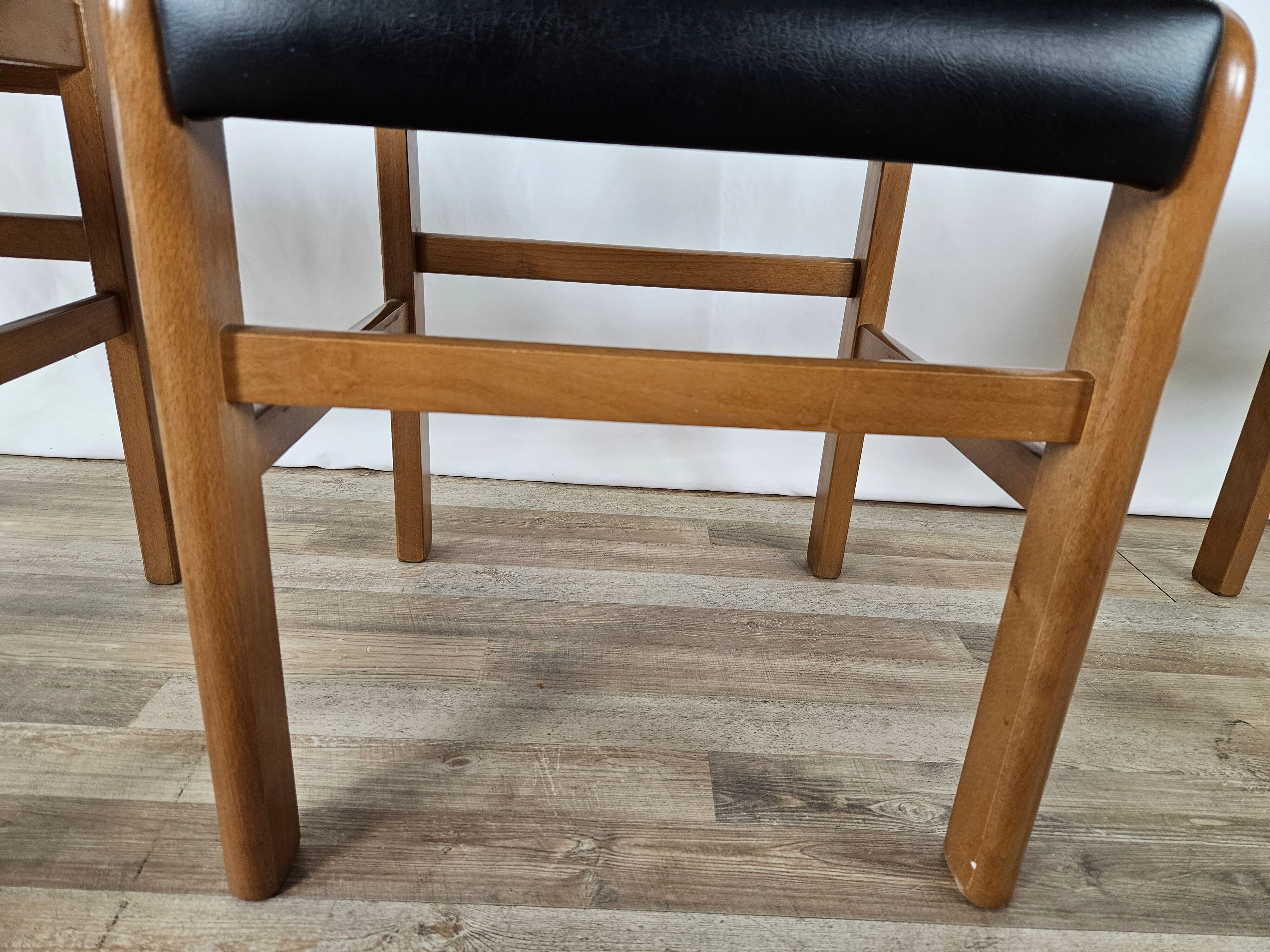 Ensemble de quatre chaises en hêtre et cuir