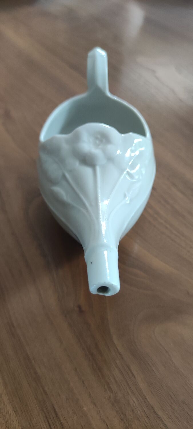 Old white vintage saucière