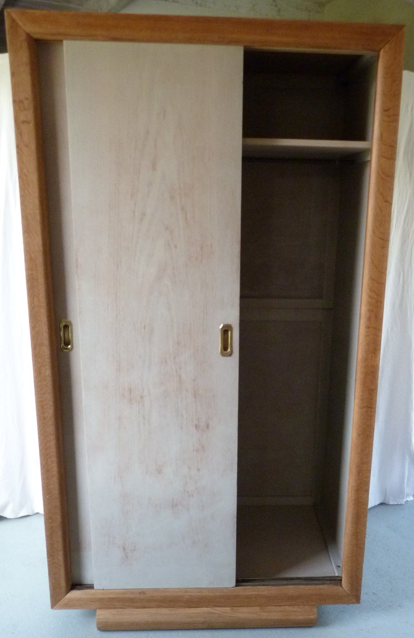 Art deco sliding door cabinet