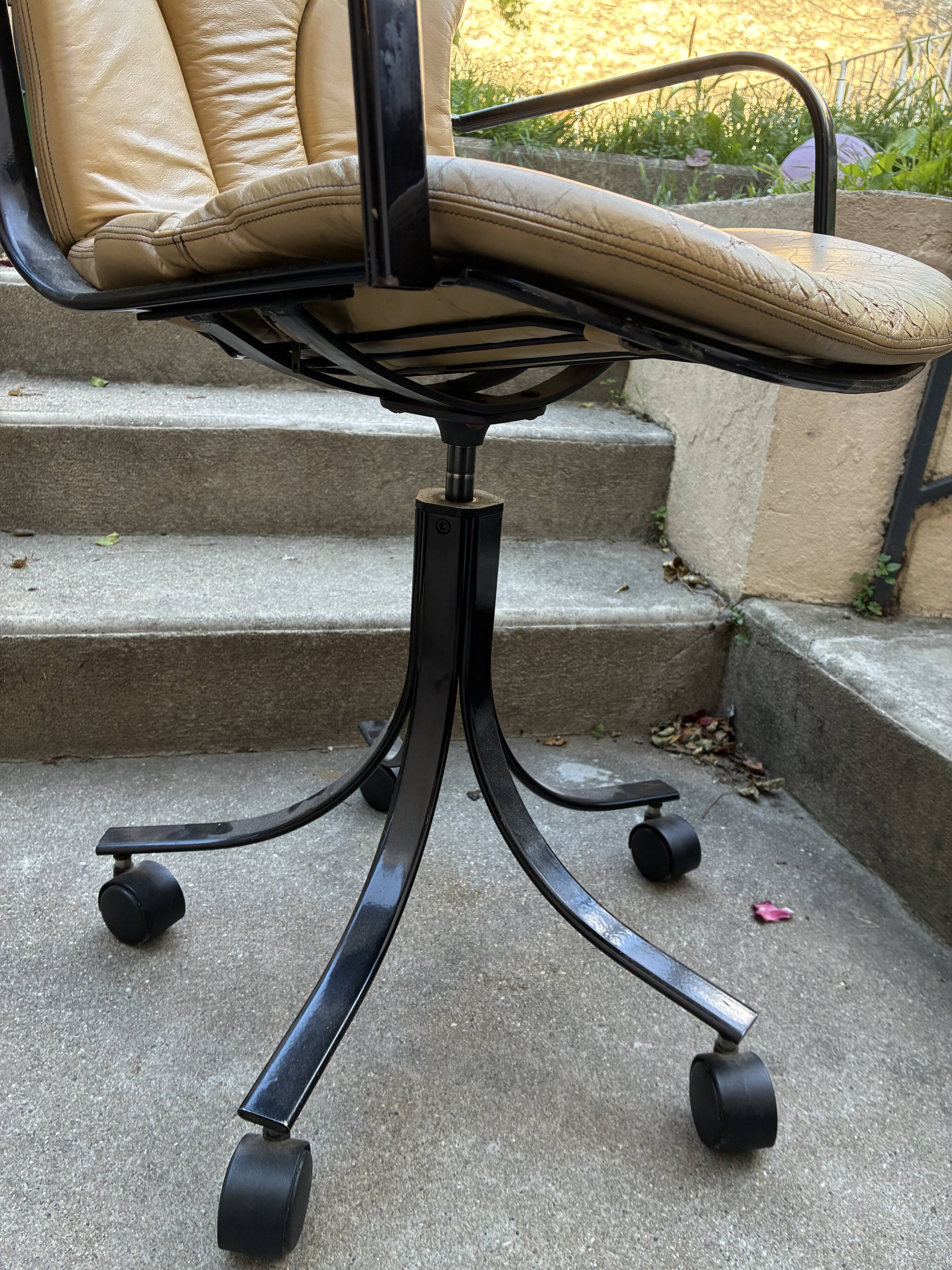 Vintage 70s Cidue P40 leather armchair