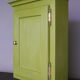 Armoire verte à suspendre peinte et cirée