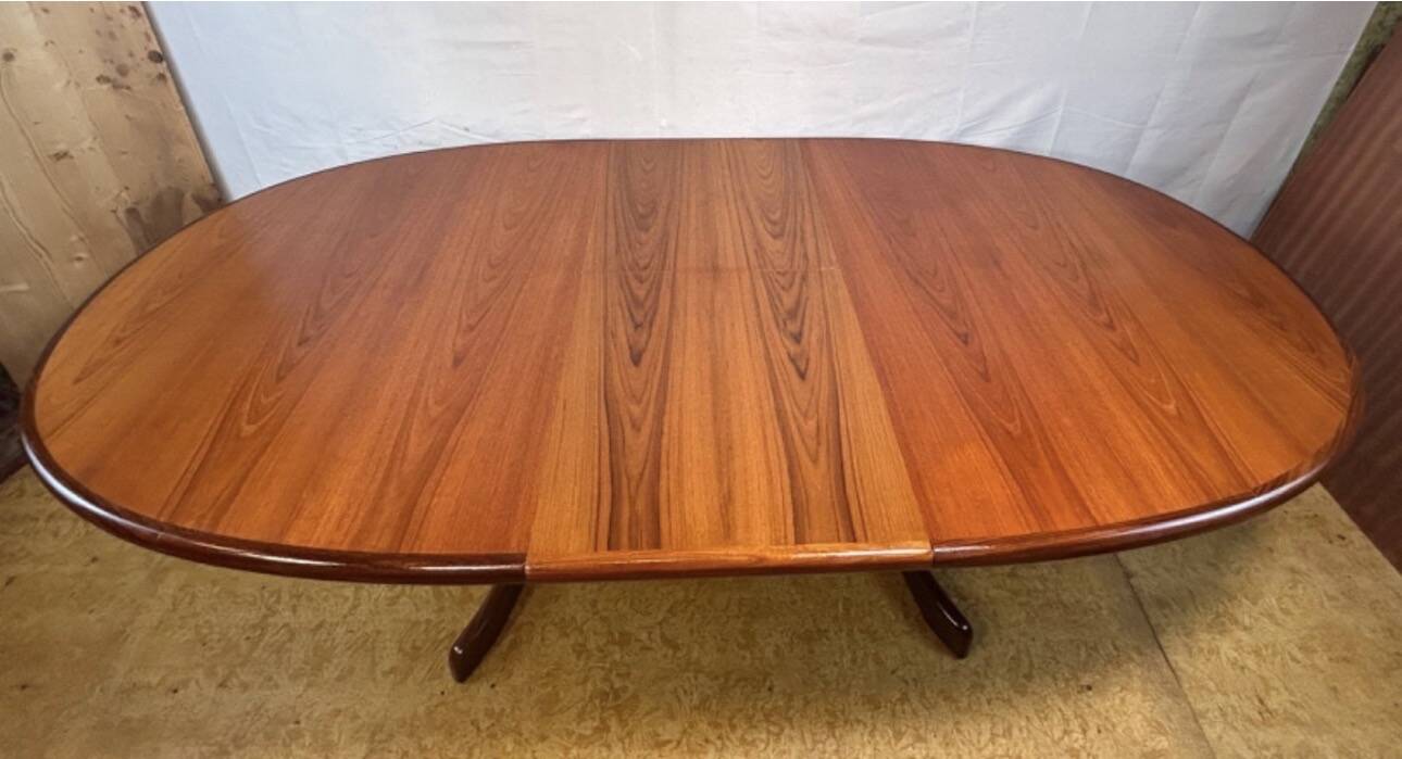 Mid-Century Retro Vintage Teak Extending Oval Dining Table by G-Plan – Vict