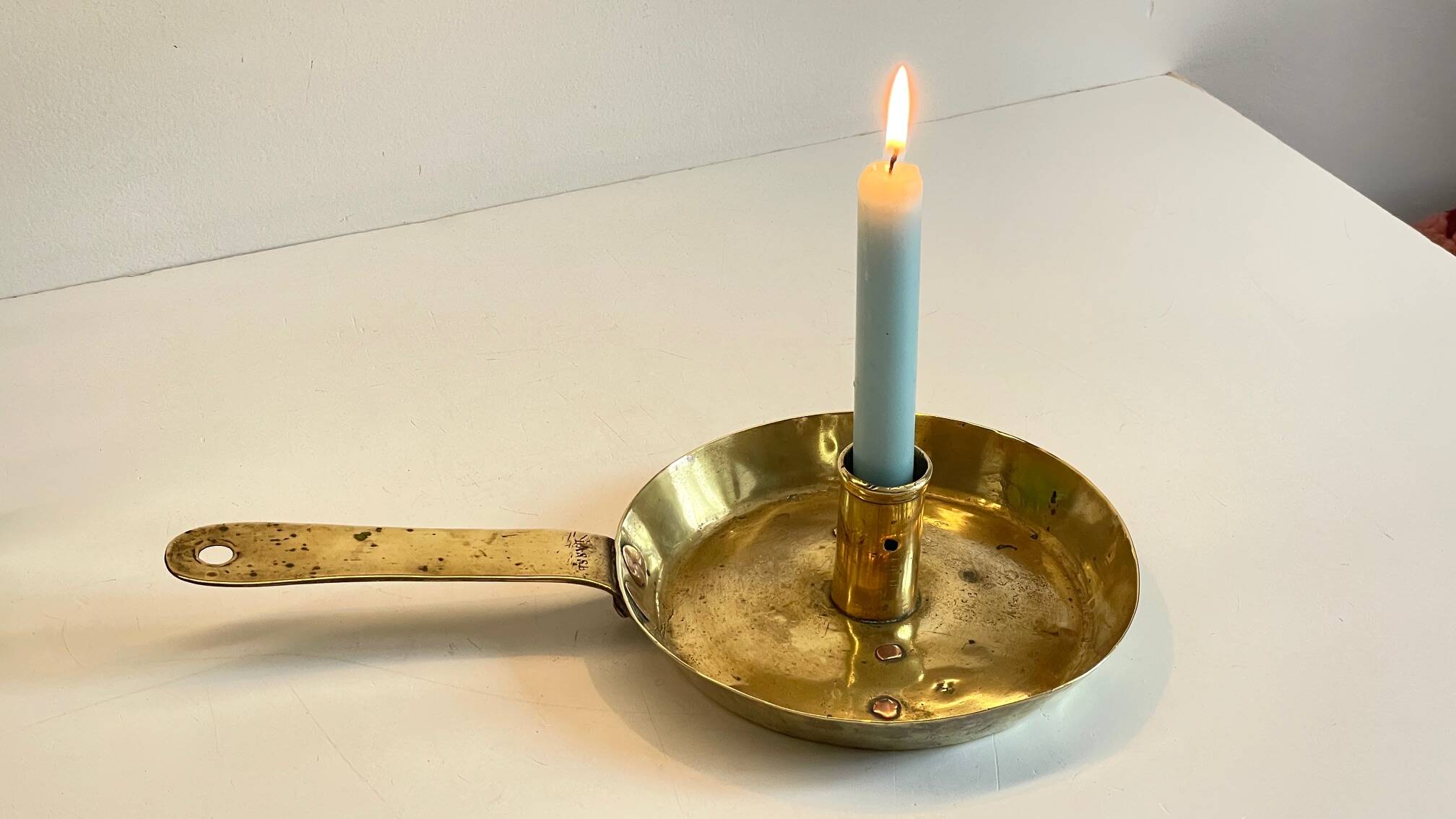 LOW HAND BRASS CANDLESTICK ANTIQUE