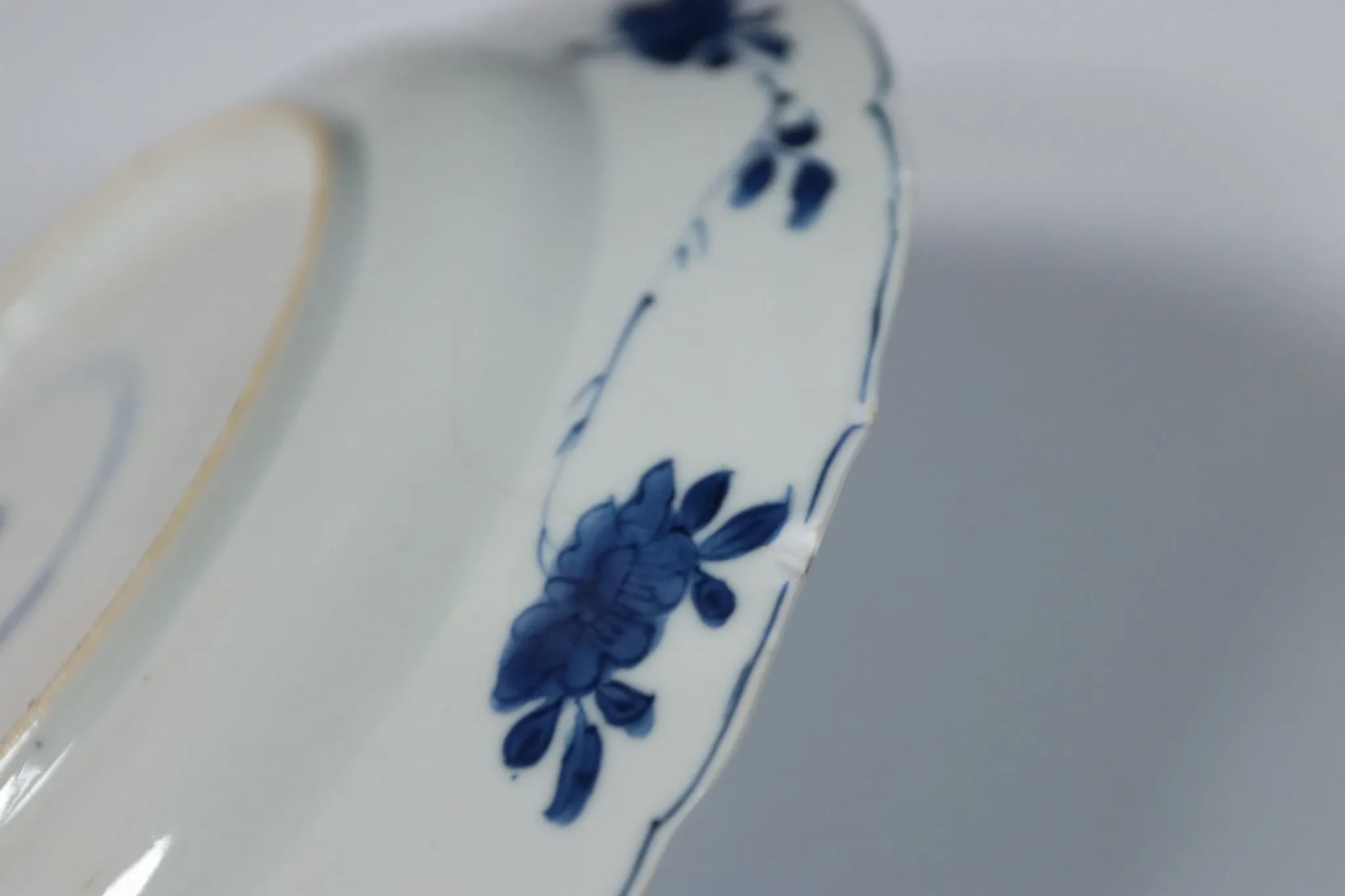 Chinese lobed dish with peony tree and fence – Kangxi, c.1700–1720