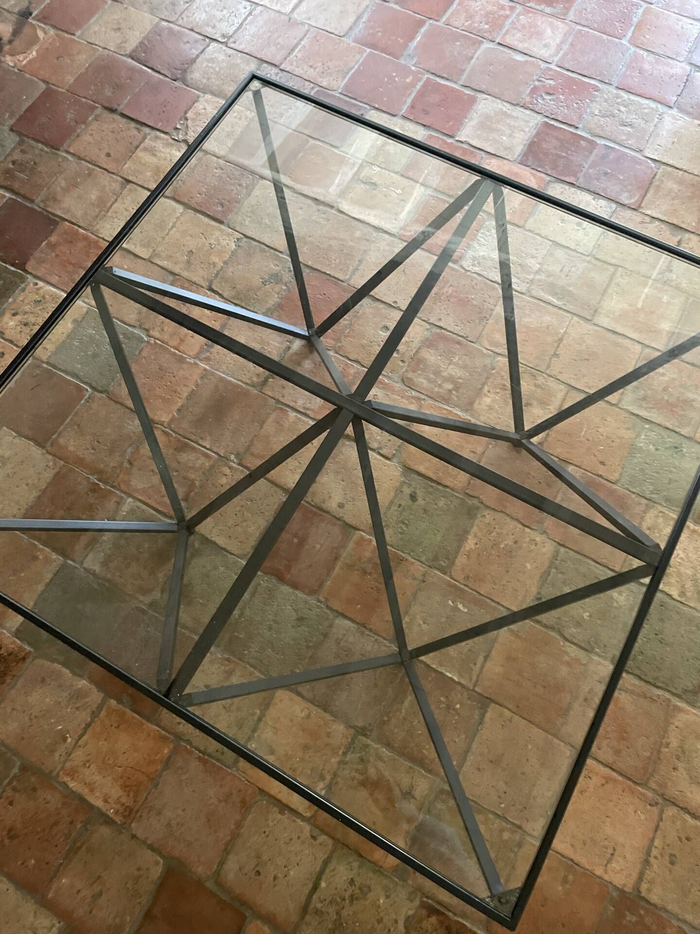 Design coffee table in glass and black metal – Geometric base