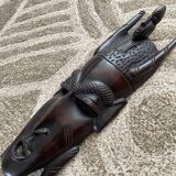Masque africain en ébène sculpté