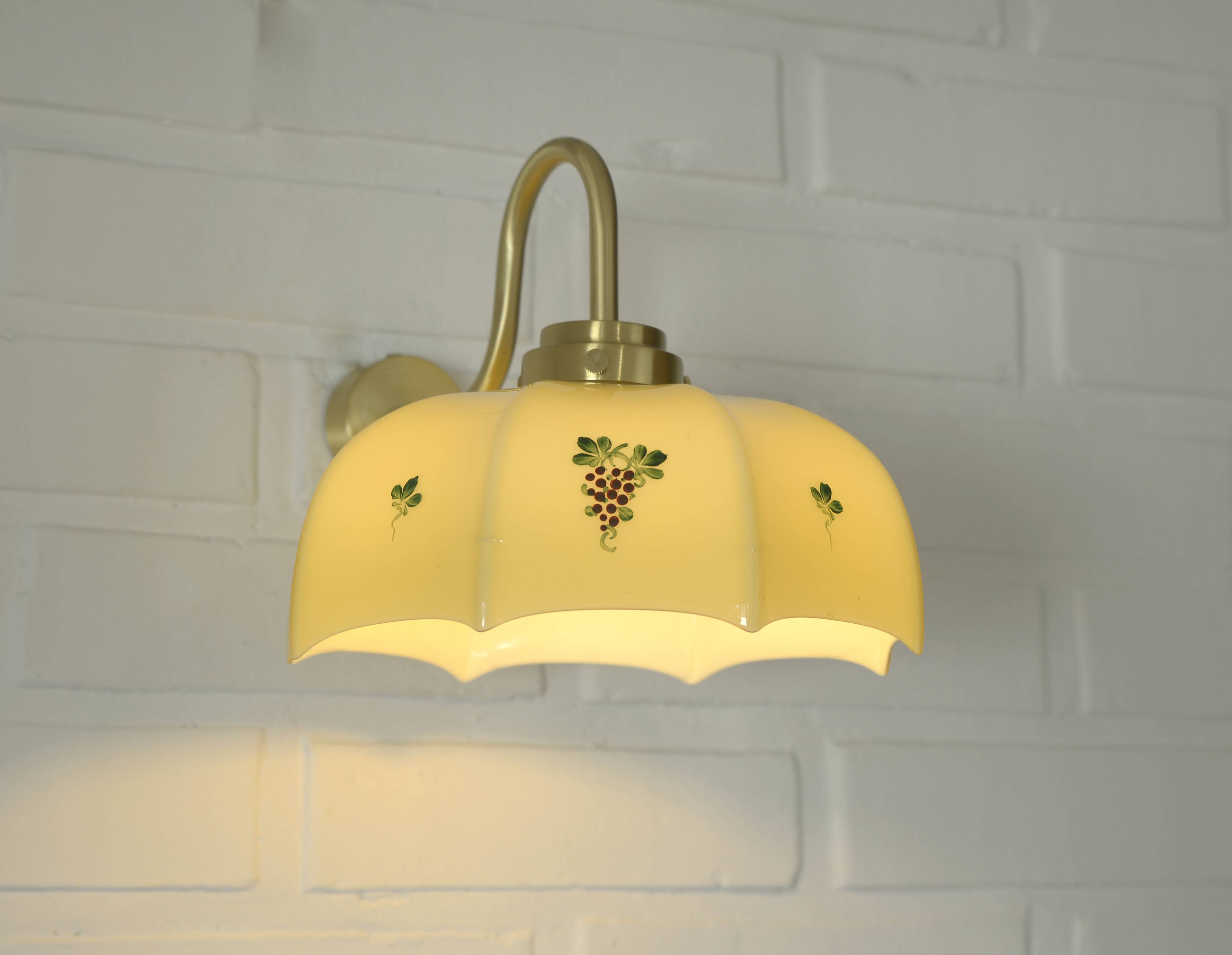 Applique murale vintage en verre beige, style années 1950, avec col de cygne et luminaire en laiton.