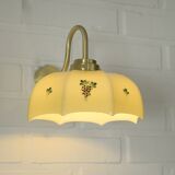 Applique murale vintage en verre beige, style années 1950, avec col de cygne et luminaire en laiton.