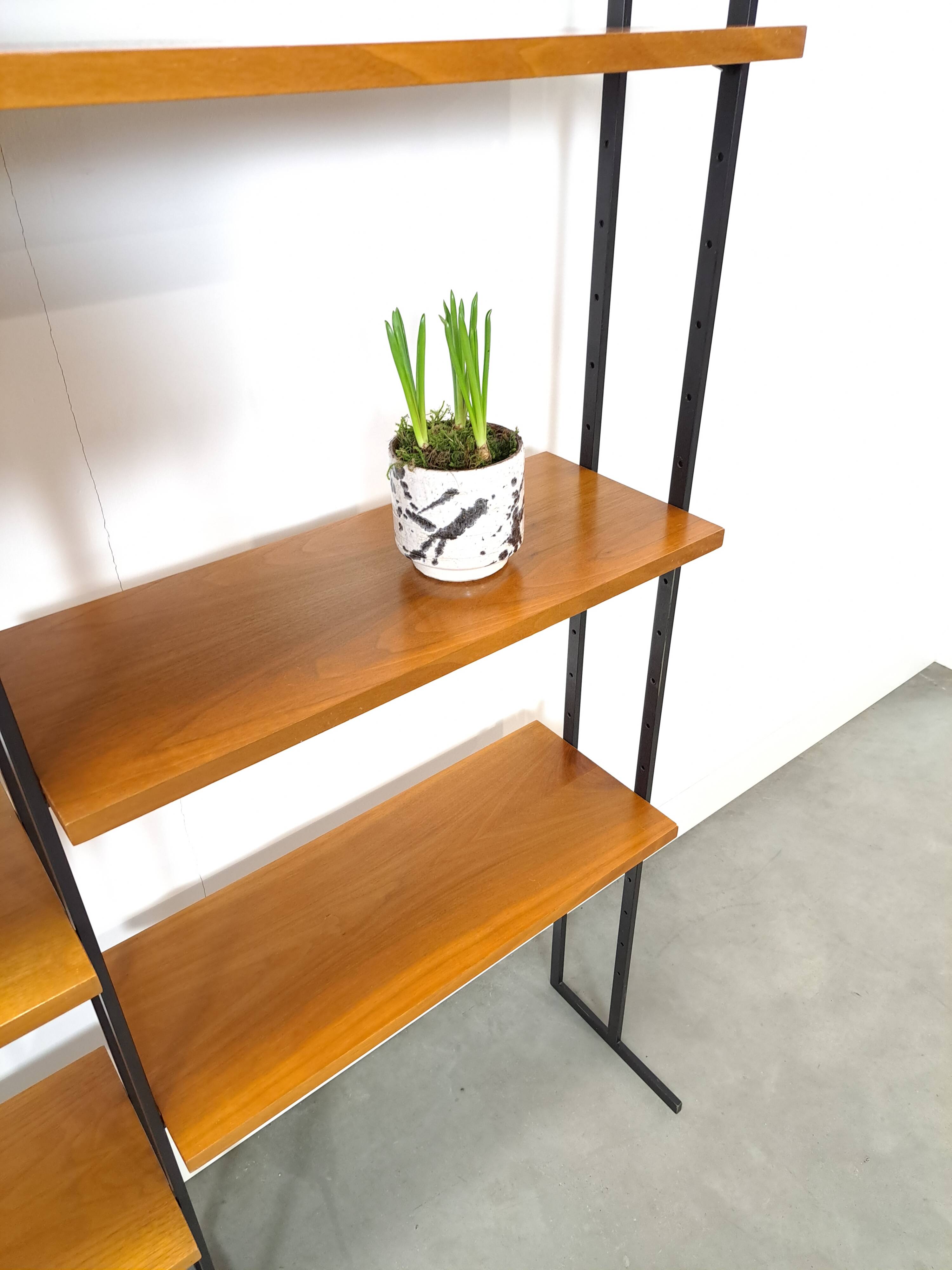 Modulair Omnia wandsysteem, Hilker, teak en zwart staal met legplanken