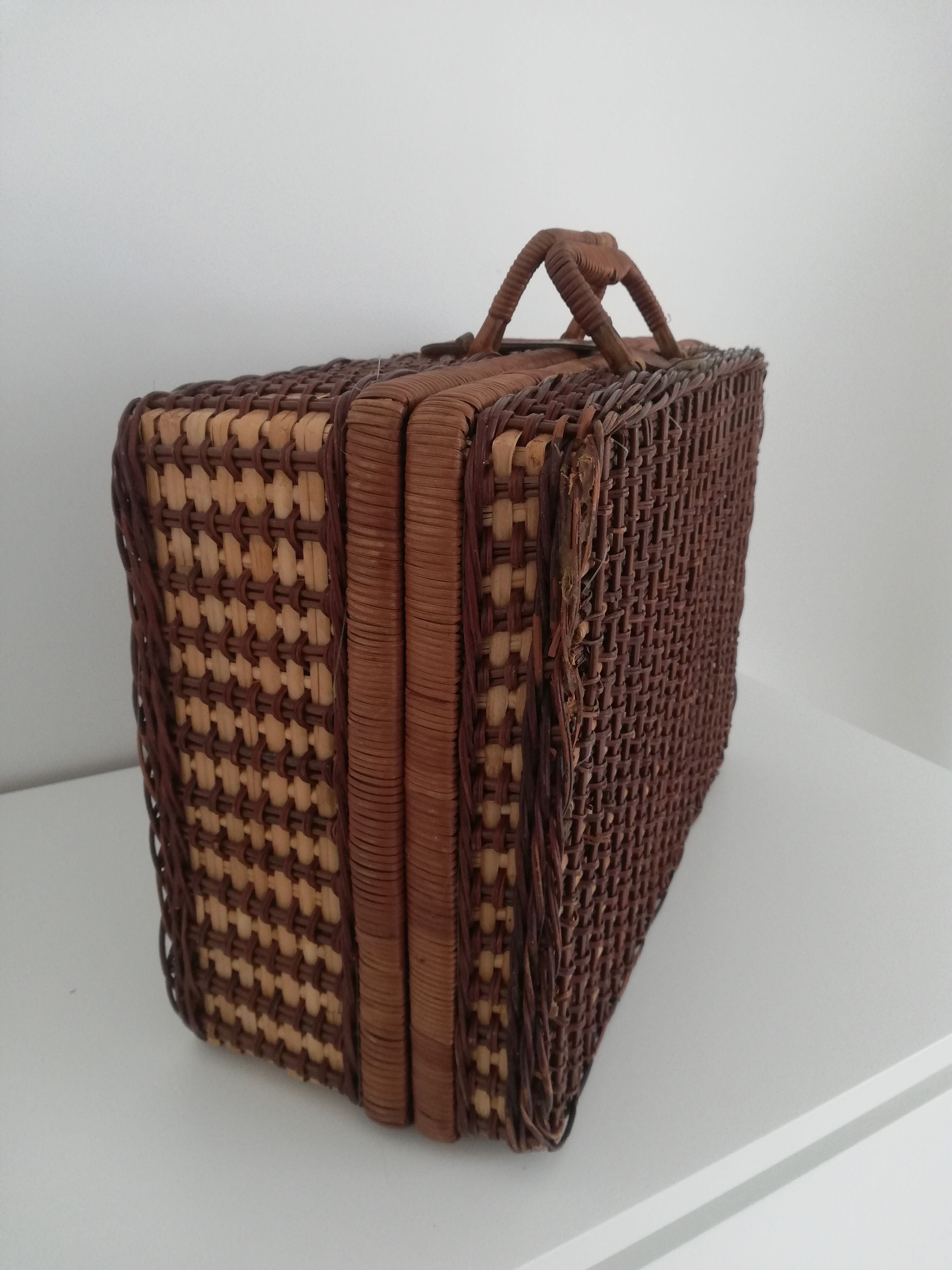 Vintage wicker pic-nic suitcase
