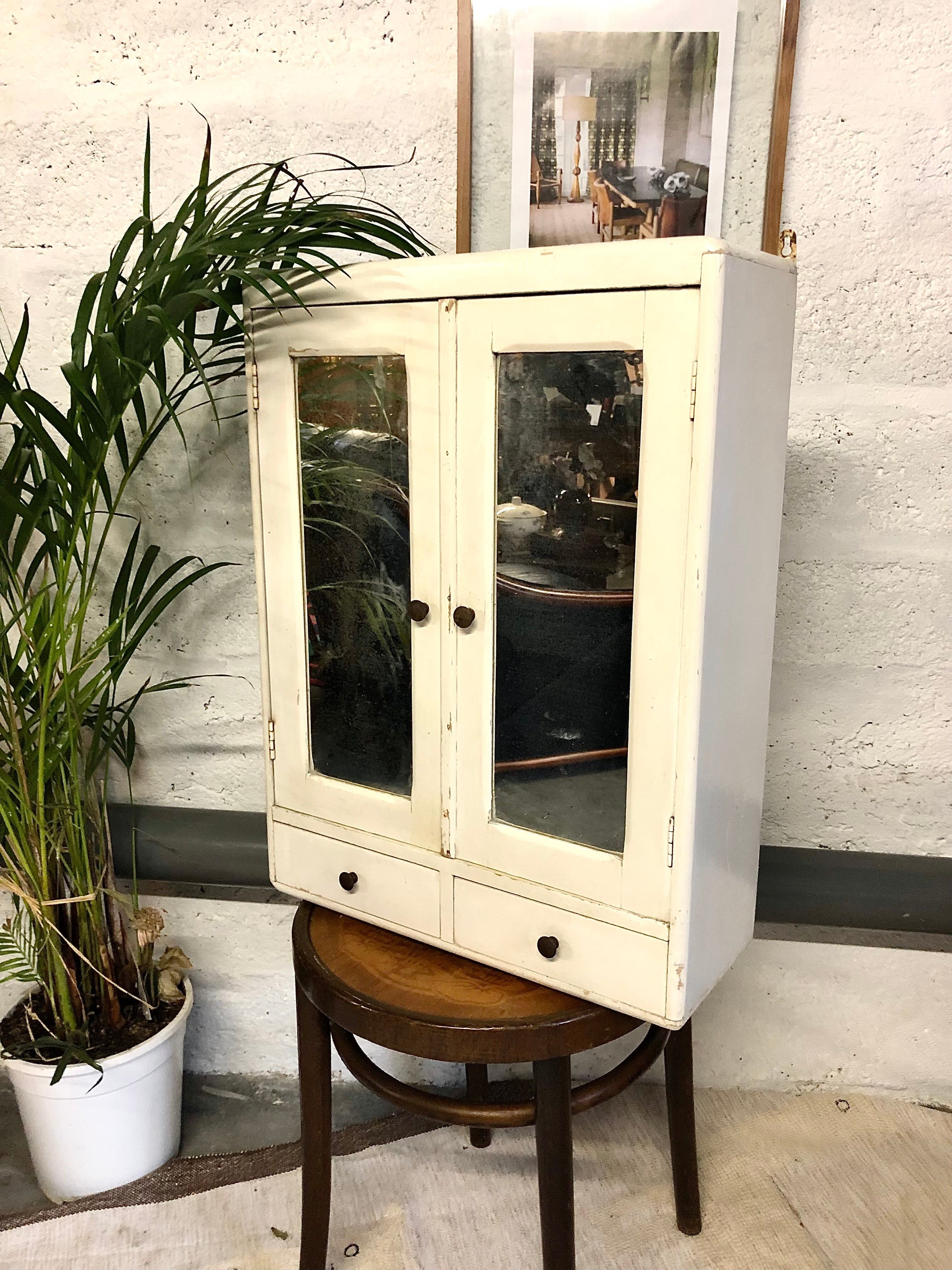 Armoire à pharmacie vintage