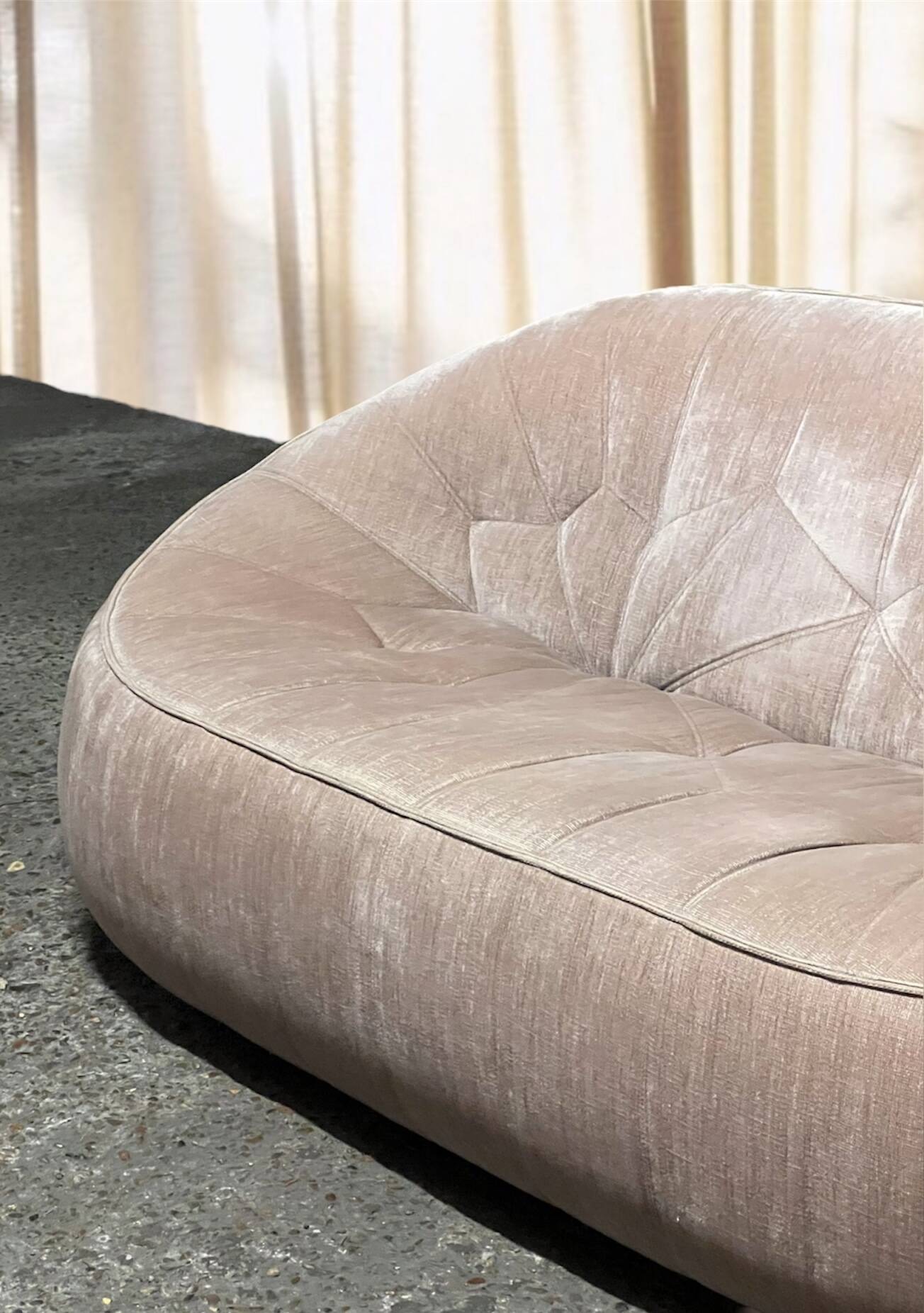 Cinna 'Ottoman' sofa in pale pink velvet, Ligne roset 1980