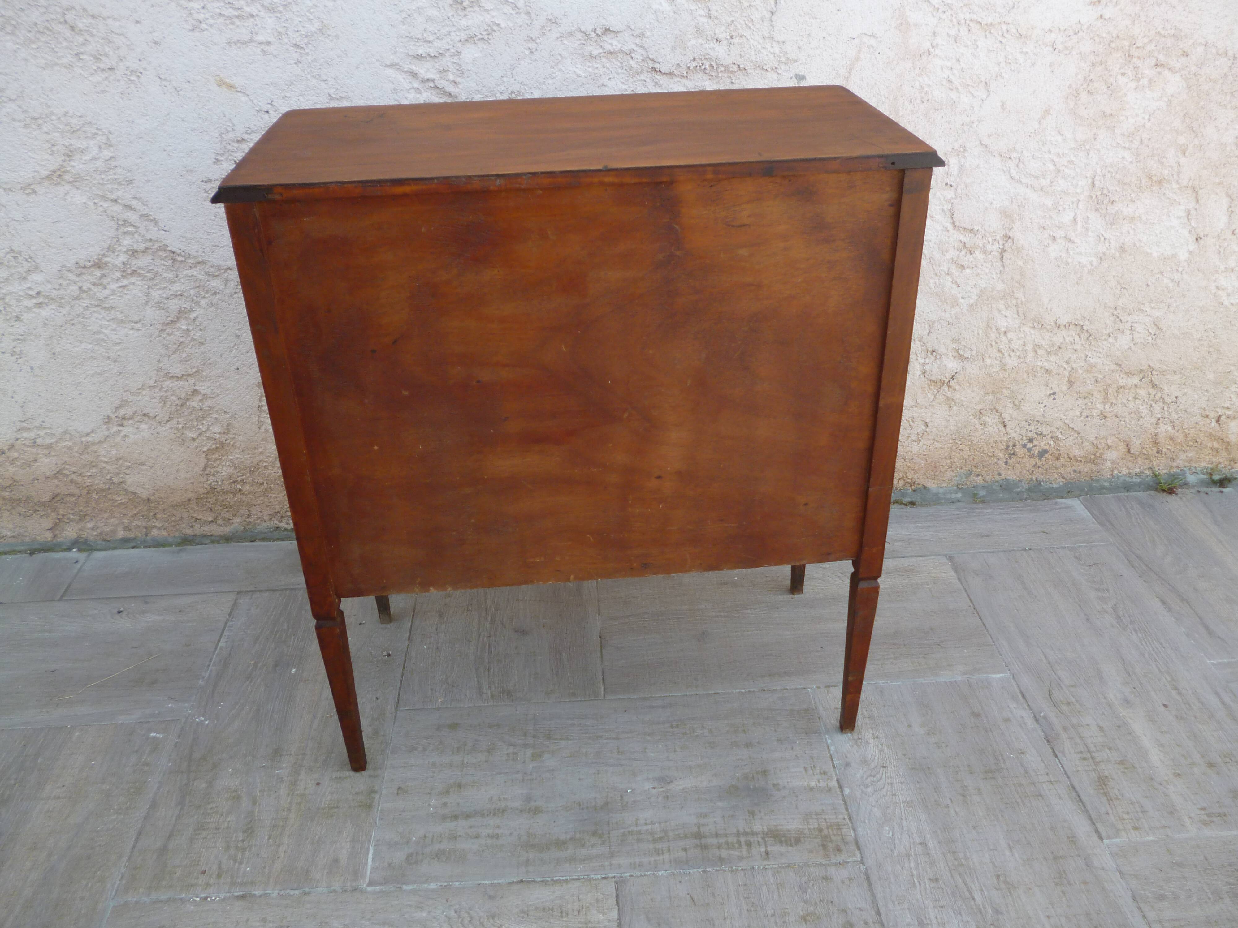 Style Louis XVI dresser