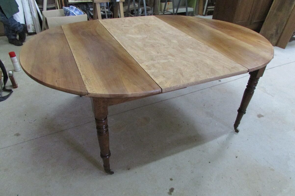 Round table 4 feet, opening with walnut shutters
