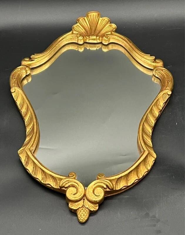 Miroir style baroque – bois doré sculpté – volutes et coquille